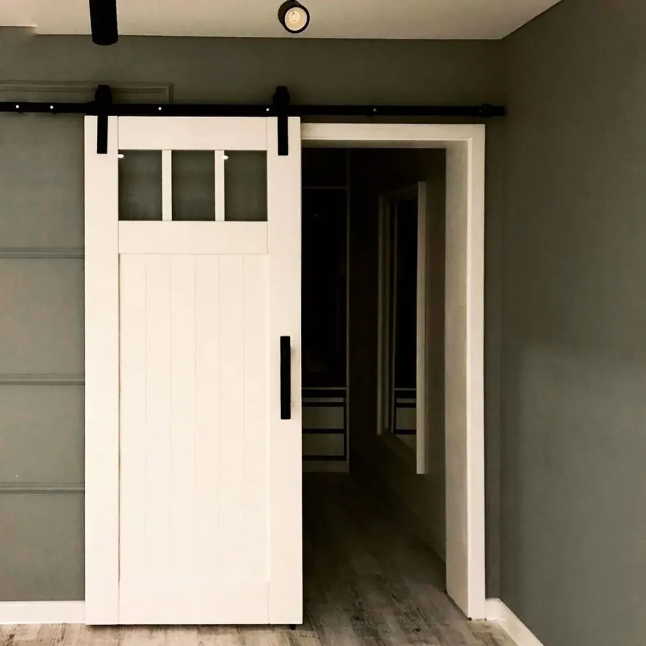 Прилетели фоточки из Салехарда, от нашей Заказчицы! Дверное полотно на амбарных направляющих. Изготовлено из массива сосны с акриловым матовым белым покрытием. Душа ликует, когда заказчики пишут в отзывах добрые слова!!!😍😍😍😇. Хочется дальше работать и работать, производить ещё больше интересной  мебели из дерева!!!
📲+79128261875 , звоните, пишите, ответим на любой вопрос по заказу.
——————————-
#амбарныедвери #двери #дверьнароликах #амбарныймеханизм #стиль #лофтстиль #ремонтквартир #стильныедвери #дверилофт #амбарнаядверь #современнаядверь #катающаяся #интерьер #дизайнинтерьера #стильноивкусно #интерьерныерешения #европа #дверивквартиру #дверноеполотно #деревянныедвери #деревянныеизделия #wood #woodworking #interiordesign #interior