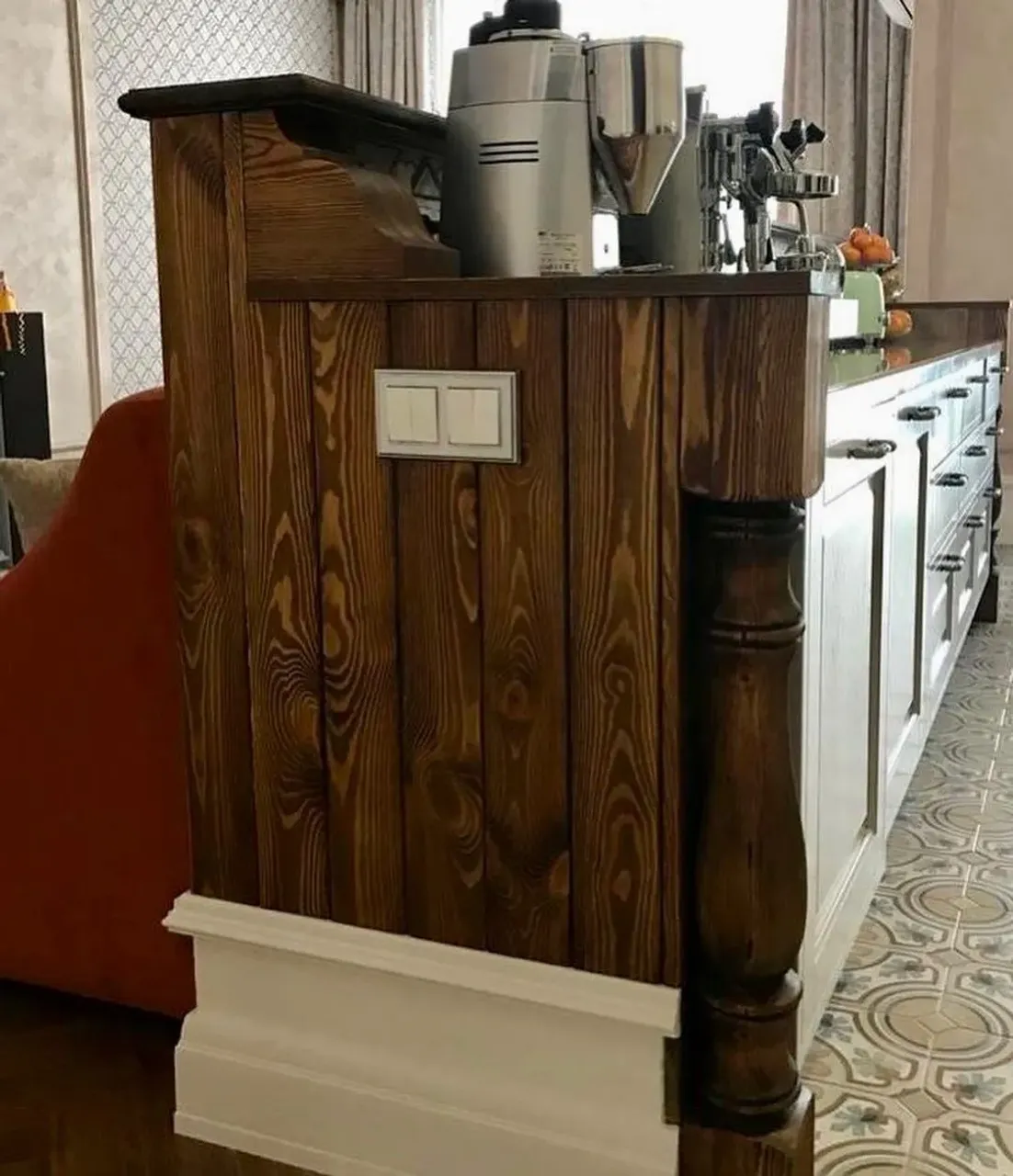 Отделка кухонного острова деревом: верхняя столешница, каркас из досок и точеные элементы добавили в интерьер свою изюминку! Покрытие маслом «Hesse», цвет темный орех. Интерьер и стиль мебели от @design_a_studia .
На заказ работаем с любым деревом! Воплотим в реальность мебель из дерева по любому проекту.
—————————————
+7-912-826-18-75 Евгений
—————————————
#изделияиздерева #деревяннаямебель #деревяннаямебельназаказ #отделкадеревом #точеныеизделия #деревянныйдекор #мебельизсосны #мебельизсосныназаказ #работасдизайнерами #мебельпопроекту #мебельпопроектудизайнера 
P.S. 📸 Фото предоставлены @ivanblagushin 💪👍👍👍