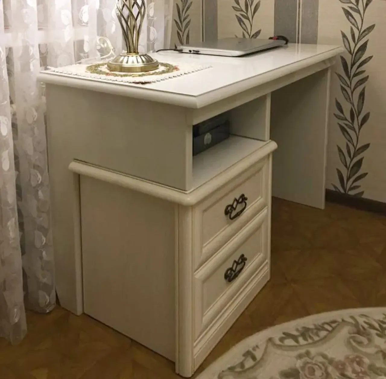 Заказчица привезла тумбу из МДФ от кровати и очень ей хотелось стол рабочий с тумбой! И мы сделали стол из массива сосны с опорой на тумбу и подогнали цвет.
#делаемвсеиздерева #столиздерева #столизсосны #деревяннаямебель #деревяннаямебельназаказ #рабочийстол #вседелаемсами