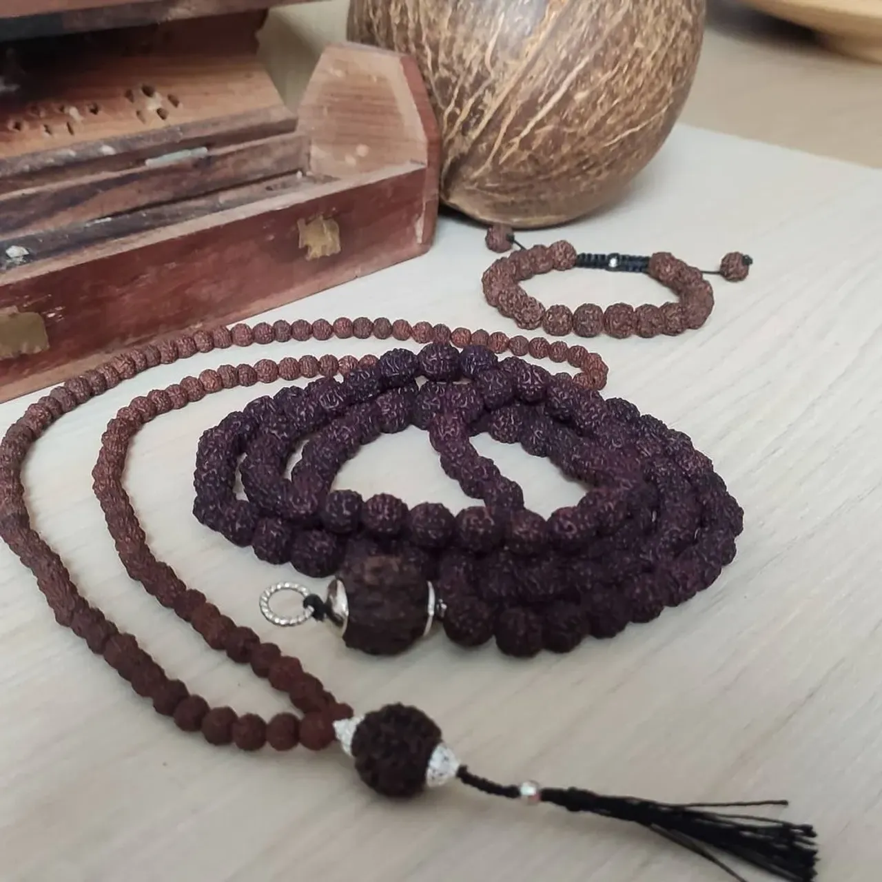 📿Носить рудракшу можно каждый день, снимая только перед сном или купанием

считается, что контакт бусин с кожей приносит максимальный эффект, поэтому лучше носить рудракшу под одеждой

нельзя надевать ее на немытое тело, иначе четки потеряют свои благостные свойства

нежелательно надевать рудракшу на похороны, проведывая новорожденных и женщинам в дни менструации, также нежелательно разрешать надевать ее другому человеку, даже очень близкому

рудракшу не стоит класть на землю, а если этого не избежать, нужно предварительно подстелить платок или салфетку

Ношение украшений из этих семян — путь к очищению от грехов #рудракша #рудра #шива #шиваизм #ганеша #лакшми #четки #четкиизрудракши #мала #ом #омнамахшивайя #рудракшамосква #oxy_jewellery #om  #omnamahshivaya  #rudraksha