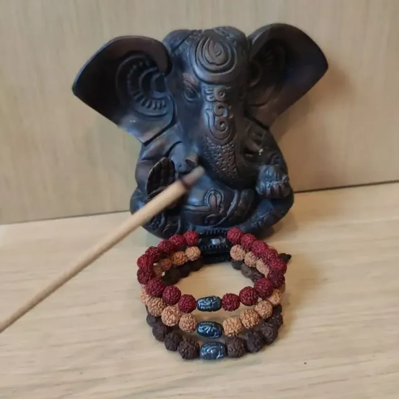 Дели базар - заключительный день ярмарки в Москве @delhibazar 
Вы можете приобрести браслеты и ожерелья от #oxy_jewellery , приехав на ярмарку сегодня с 12 до 20.00 м.дмитровская площадка Хлебозавод

22 августа День рождения Бога мудрости и изобилия Ганеша Чатуртхи (Ganesh Chaturthi / Vinayaka Chaturthi) с туловищем человека и головой слона — устранителя препятствий, сына Шивы и его супруги Парвати — отмечается в месяце Бхадра (август—сентябрь).

🐘Ганеш является одним из самых почитаемых богов индуистского пантеона. Любые начинания сопровождаются молитвой Ганешу: «Ом Ганешая намах».

Праздник Ганеша Чатурти символизирует собой хорошее предзнаменование.

В этот день совершают поклонение Ганешу, приносят ему фрукты, молоко, цветы и сладости, перед изображением Бога разбивают кокосовые орехи. В некоторых районах страны (например, в Махараштре, Тамилнаду) к этому дню из сырой глины создают новые изображения Ганеша. После молитв, подношений и краткой церемонии прощания старые изображения погружают в воду рек, озер и других водоемов.  Рождение Ганеша Чатуртхи отмечается по всей стране. Особенно пышно и радостно он празднуется в штате Махараштра. Праздник также символизирует наступление череды праздников, посвященных другим индуистским божествам. 
#омганешаянамах #ганеша #ом #шива #парвати #рудракша #браслеты
#браслетысрудракшей #браслетымосква
#шиваизм #oxy_jewellery #rudraksha