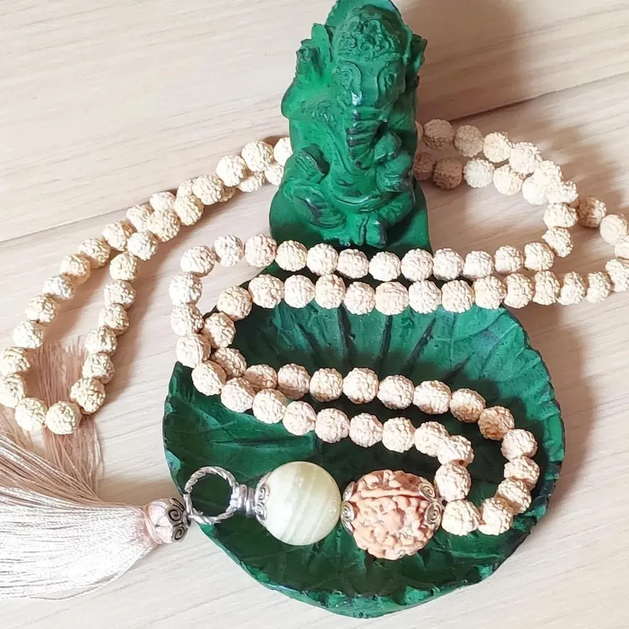 🌼Начинаю выполнять заказы🌼
📿Мала из белой РУДРАКШи 108+1
С добавлением бусины оникса
#мала #джапамала108 #джапамала #шива #ом #ганеша #омнамахшивайя #индуизм #шиваизм #йога #йогамастер #рудракша #oxy_star