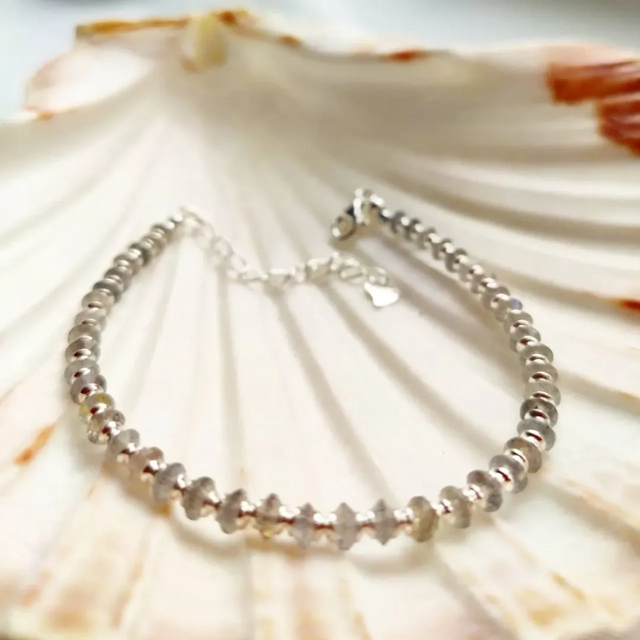 🤗Рада представить новое творение от #oxy_jewellery
Браслет из
💎Лабрадорита
В окружении серебряной фурнитуры
❇️Модель, так полюбившаяся моим поклонницам
❇️Уникальность этого браслета в редкой огранке самоцвета
☝️Браслет будет представлен на ежемесячной ярмарке @delhibazar
19-21/03 с 13.00 до 20.00
Арбат, 24, 2й этаж
Вход свободный
✍️Для заказа пишите в директ
🚀Отправка в любую точку мира
#браслетымосква #браслетыизнатуральныхкамней #браслетручнойработы #лабрадорит #украшенияизнатуральныхкамней #украшениядевушкам #подарокдевушке #модныеаксессуары #модныеукрашения2021 #аксессуары