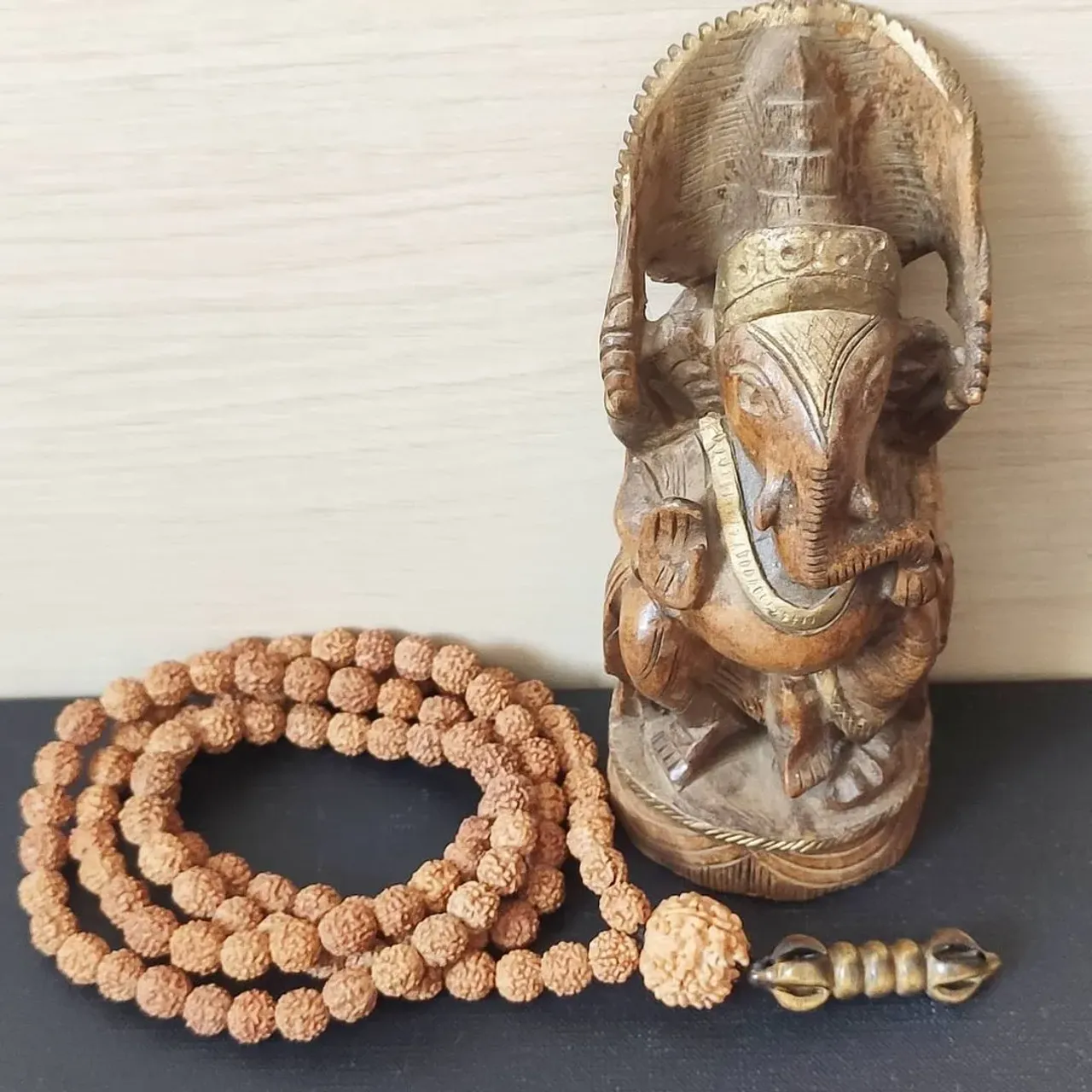 📿 Мала из  рудракши
108+1+ваджра (тигровый глаз)

✍️Принимаю заказы на изготовление
 четок, 
браслетов 
из рудракши разных оттенков белая,
 рыжая,
 шоколадная, 
черная
🇮🇳Ознакомиться можно на @delhibazar в эту пятницу-воскресенье 12-14/02 на площадке ст.Арбат, д.24, 2й этаж 
С 12.00 до 20.00
Вход свободный
🕉️Индивидуальный подход
#рудракша #ом #омнамахшивайя #омганешаянамах #мала #четки
#рудра #четкиизрудракши
#шива  #ганеша #шиваизм #индуизм  #йога #браслетысрудракшей  #oxy_jewellery #om #omnamahshivaya #rudrakcha #mala