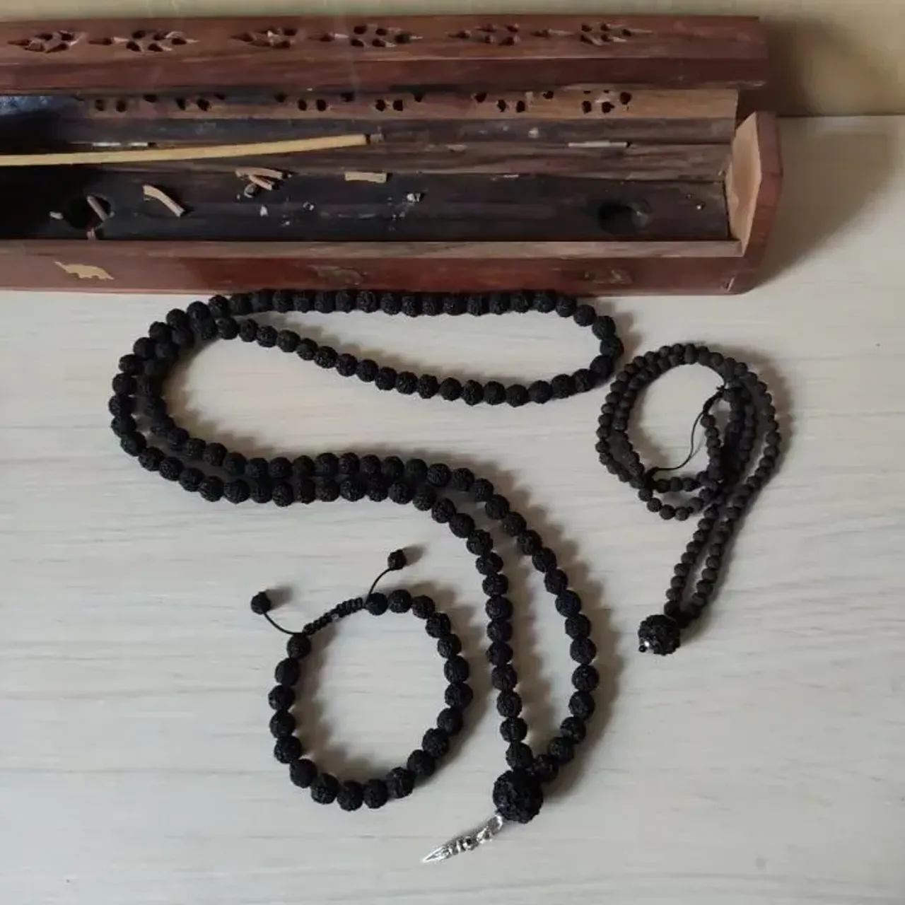 📿Четки — культовый предмет. Это шнур, связанный в кольцо, на котором навязаны узелки или нанизаны бусины. Служит для отсчета молитв, мантр или поклонов.
Лакшми — богиня благословения, изобилия, процветания, богатства, удачи и счастья. В Индии считается воплощением грации и красоты. Ее приверженцы защищены от всех видов несчастий и нищеты.
#рудракша
#рудра #шива #лакшми #шиваизм #мала #четки #четкиизрудракши #ганеша #ом #омнамахшивайя #индия #непал #браслетсрудракшей #рудракшамосква #oxy_jewellery #om #omnamahshivaya