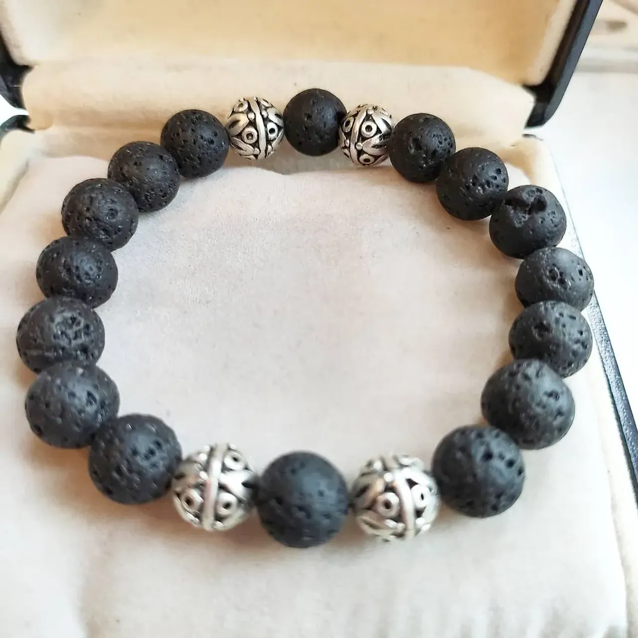 ❓❓❓
А что, так можно было?

Какой вариант вам нравится больше? 
👉Заказывайте свой аксессуар и будьте стильными 😀
#браслетымосква #браслетыизнатуральныхкамней #мужскойбраслет #украшения #украшенияизнатуральныхкамней #украшениядлямужчин #подарокмужчине #вашстиль #аксессуарыдлямужчин #модныеаксессуары #oxy_jewellery