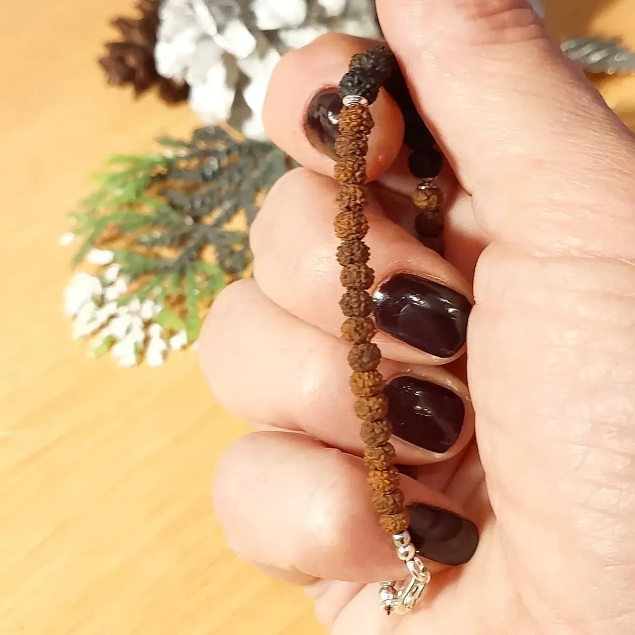 🕉️Браслетик из рудракши черной и шоколадной
Размер бусин 0,3 и 0,4 см
Это самые мелкие зерна, с которыми мне приходилось работать. Они необыкновенно приятные  и прекрасно выглядят в изделии.
Как получают такую мелкую рудракшу? 
Это не зрелый плод. Чем раньше собрать ягоды, тем мельче в них косточка. 
#рудракша #рудра #шива #шиваизм #ом #ганеша #йога #индия #украшенияизрудракши #браслетысрудракшей #четкиизрудракши #браслетымосква #делибазар #oxy_jewellery #om