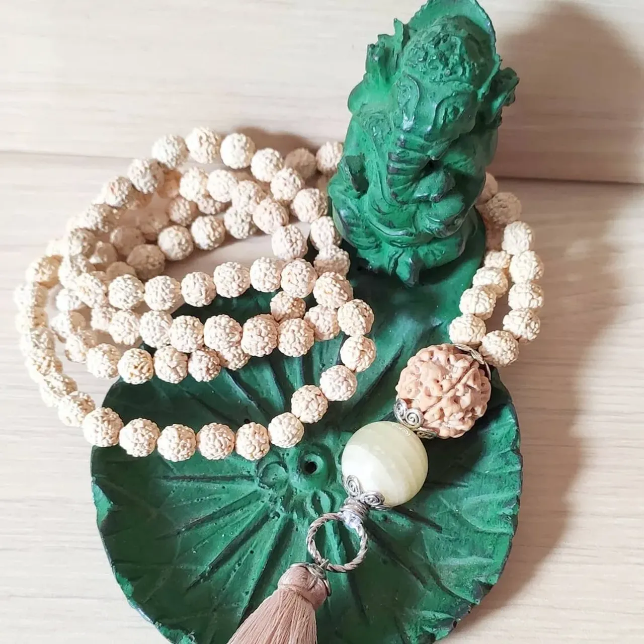 🌼Начинаю выполнять заказы🌼
📿Мала из белой РУДРАКШи 108+1
С добавлением бусины оникса
#мала #джапамала108 #джапамала #шива #ом #ганеша #омнамахшивайя #индуизм #шиваизм #йога #йогамастер #рудракша #oxy_star