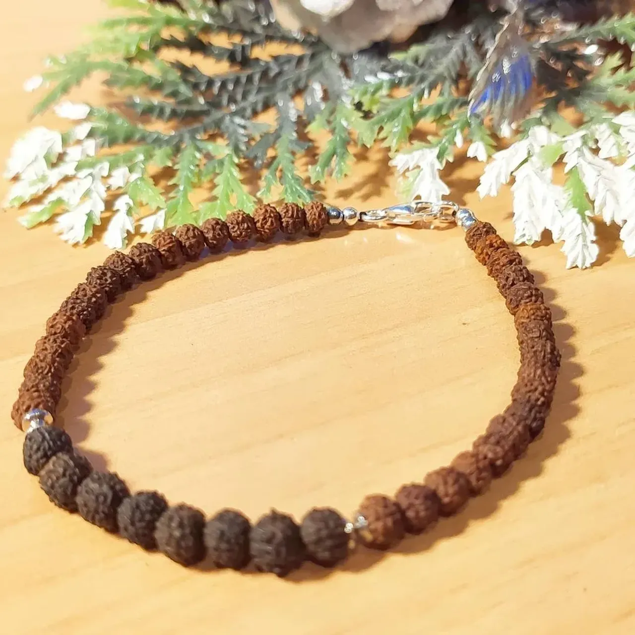 🕉️Браслетик из рудракши черной и шоколадной
Размер бусин 0,3 и 0,4 см
Это самые мелкие зерна, с которыми мне приходилось работать. Они необыкновенно приятные  и прекрасно выглядят в изделии.
Как получают такую мелкую рудракшу? 
Это не зрелый плод. Чем раньше собрать ягоды, тем мельче в них косточка. 
#рудракша #рудра #шива #шиваизм #ом #ганеша #йога #индия #украшенияизрудракши #браслетысрудракшей #четкиизрудракши #браслетымосква #делибазар #oxy_jewellery #om