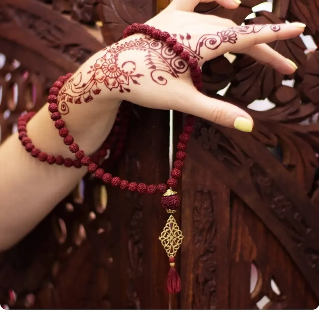 📿Мала из красной рудракши в наличии у #oxy_jewellery. Фото @volkovskaya_photo
❤️Рудракшу такого цвета трудно встретить у продавцов. Она продается в ювелирных магазинах на севере Индии. Наиболее почитаема, чем рудракша жёлтых оттенков и обрамлена в золотые шляпки. 
Вы можете заказать свою Малу на моей страничке, написав мне в директ. #рудра #рудракша #шива #парвати #ганеша #шиваизм #йога  #мала #четки #четкиизрудракши