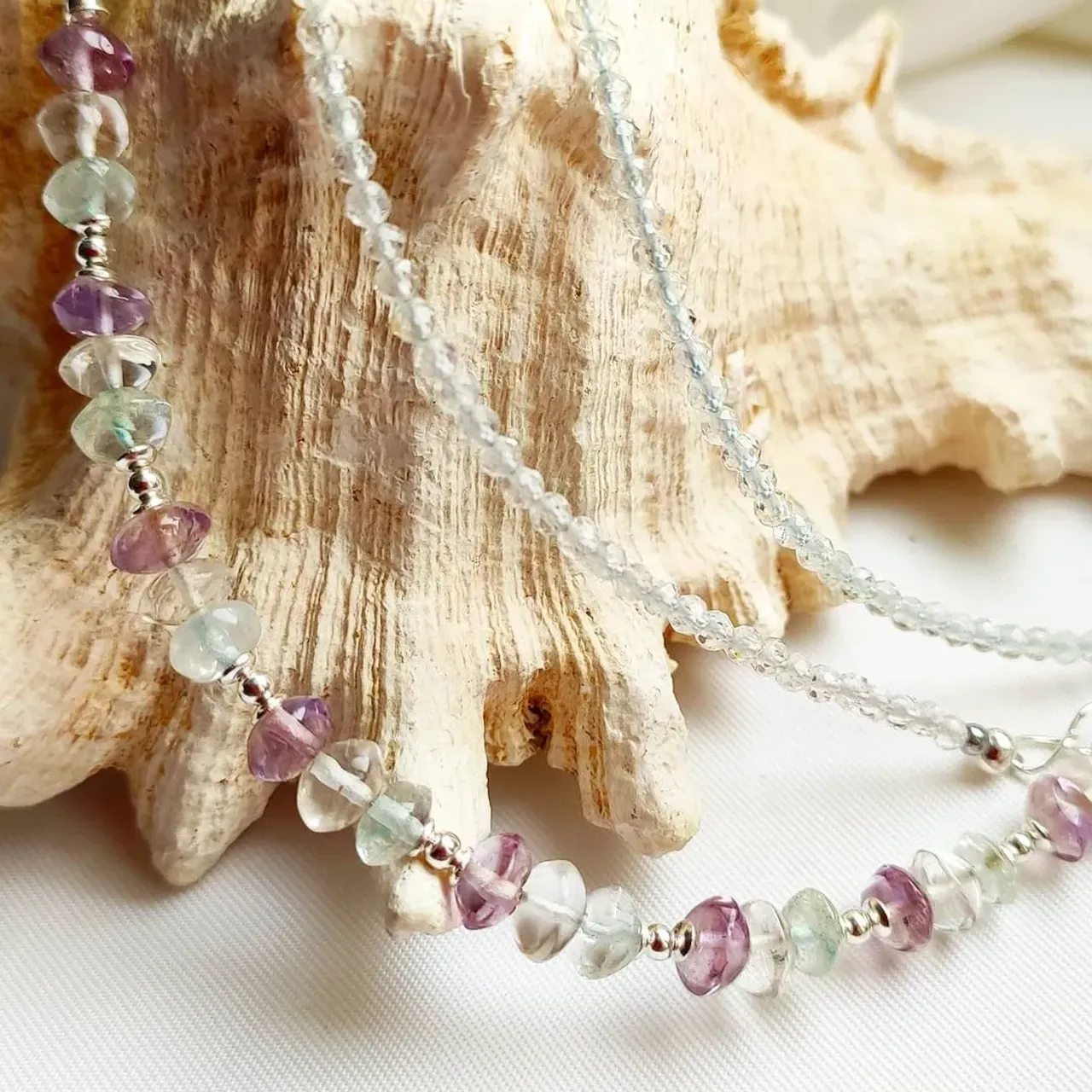 🎁 for @ponochka_alice ❇️Эзотерики утверждают, что топаз камень защищает человека от злых сил и злого колдовства. Он оберегает от сглаза, порчи, проклятий, недоброй молвы, зависти, сплетен и интриг. Голубой топаз обостряет интуицию
Голубой топаз также считается камнем доброй надежды. Он помогает носителю преодолеть тоску, скорбь, отчаяние. Способен камень и дать хозяину силы, которые помогут ему не смиряться с жизненными обстоятельствами, а противостоять им. Все препятствия будут успешно преодолены.

Минерал усмиряет не только разбушевавшуюся стихию, но и другие бури — в человеческих отношениях.

С помощью голубого топаза можно достичь мира в семье, это камень любви, взаимопонимания, прощения. Но здесь есть один нюанс — это сработает только в том случае, если между людьми действительно есть чувства, просто на каком-то этапе возникло недоразумение.

Если же один из супругов просто использует другого, а второй терпит такую связь «ради детей» или по привычке, то голубой топаз сработает по-другому. Он поможет разорвать отношения, которые явно отжили свое. Именно отсюда происходит стереотип, что камень «разрушает семьи».
#браслетмосква #браслетизтопаза #браслетизнатуральныхкамней #топаз #украшенияизнатуральныхкамней #oxy_jewellery