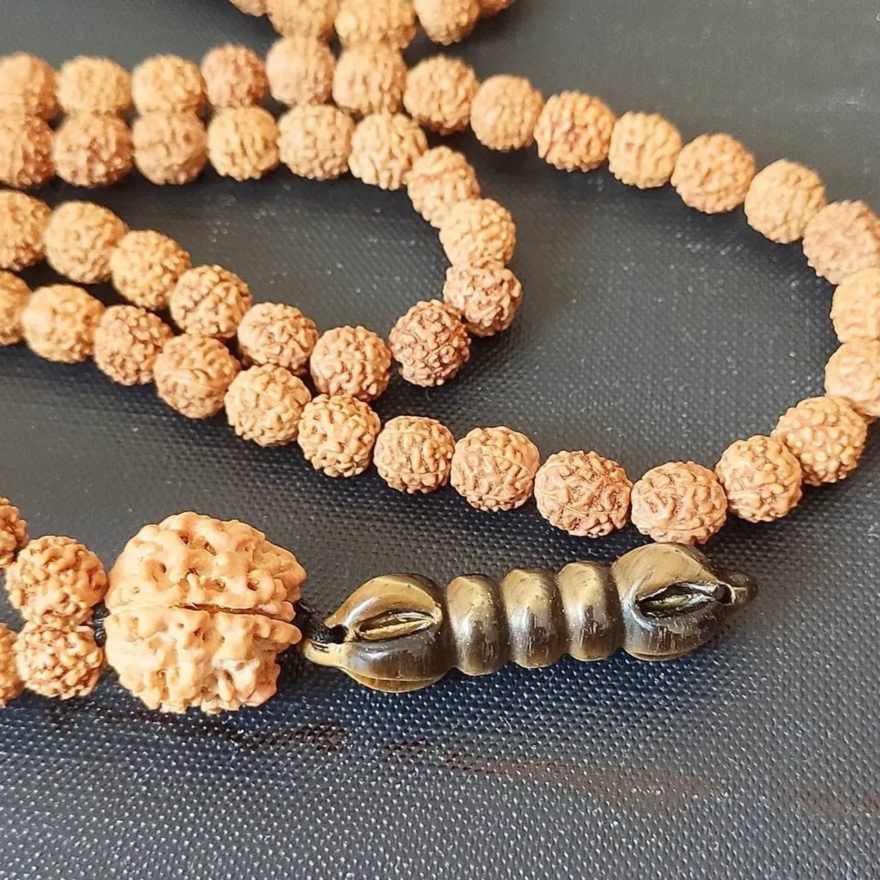 📿 Мала из  рудракши
108+1+ваджра (тигровый глаз)

✍️Принимаю заказы на изготовление
 четок, 
браслетов 
из рудракши разных оттенков белая,
 рыжая,
 шоколадная, 
черная
🇮🇳Ознакомиться можно на @delhibazar в эту пятницу-воскресенье 12-14/02 на площадке ст.Арбат, д.24, 2й этаж 
С 12.00 до 20.00
Вход свободный
🕉️Индивидуальный подход
#рудракша #ом #омнамахшивайя #омганешаянамах #мала #четки
#рудра #четкиизрудракши
#шива  #ганеша #шиваизм #индуизм  #йога #браслетысрудракшей  #oxy_jewellery #om #omnamahshivaya #rudrakcha #mala