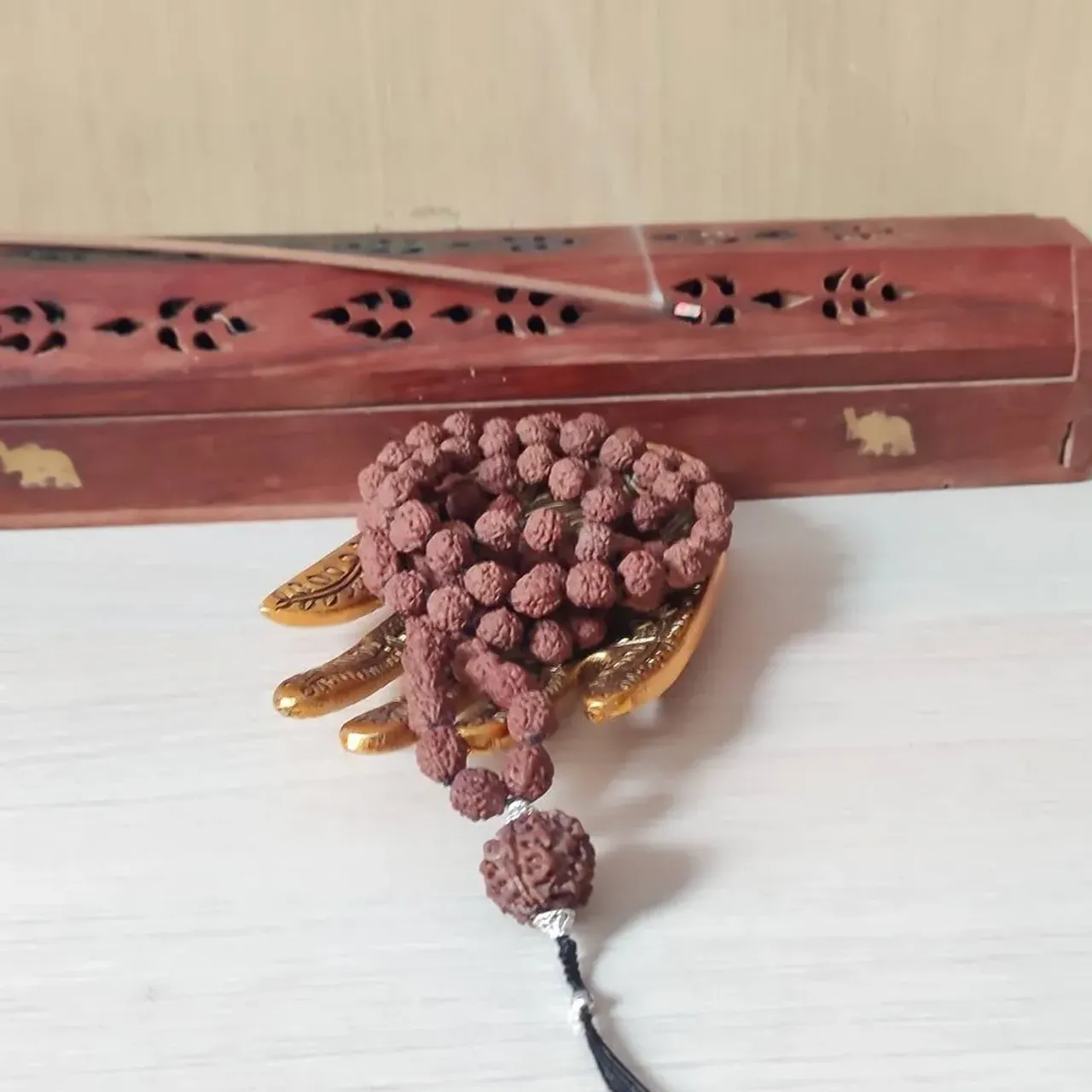 🕉️Ом Намах Шивайя
📿Мала на заказ из шоколадной РУДРАКШИ 7мм, длинна 67см
🙌Для выполнения этого украшения потребовалось
❇️108 бусин рудракши 0,7см
❇️1 бусина рудракши 2см
❇️Ом мантра
❇️4,5 м шелковой нити
❇️2 шапочки серебро 926 пробы
❇️1 бусинка серебро 925 пробы
❇️6 часов работы
✍️Для заказов пишите в директ
#рудракша
#мала #мантра #четки #четкиизрудракши #омнамахшивайя #ом #омганешаянамах #шиваратри #шива #шиваизм #индуизм #йога #ретрит #йогамастер #украшениясрудракшей #oxy_jewellery