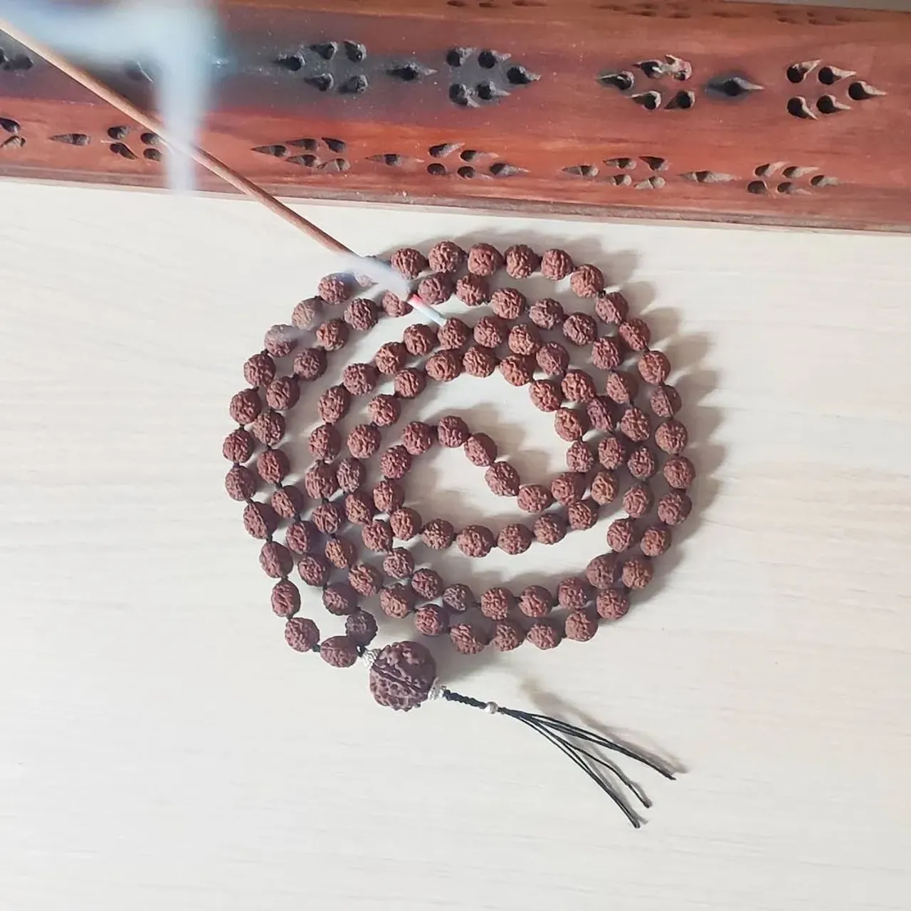 🕉️Ом Намах Шивайя
📿Мала на заказ из шоколадной РУДРАКШИ 7мм, длинна 67см
🙌Для выполнения этого украшения потребовалось
❇️108 бусин рудракши 0,7см
❇️1 бусина рудракши 2см
❇️Ом мантра
❇️4,5 м шелковой нити
❇️2 шапочки серебро 926 пробы
❇️1 бусинка серебро 925 пробы
❇️6 часов работы
✍️Для заказов пишите в директ
#рудракша
#мала #мантра #четки #четкиизрудракши #омнамахшивайя #ом #омганешаянамах #шиваратри #шива #шиваизм #индуизм #йога #ретрит #йогамастер #украшениясрудракшей #oxy_jewellery