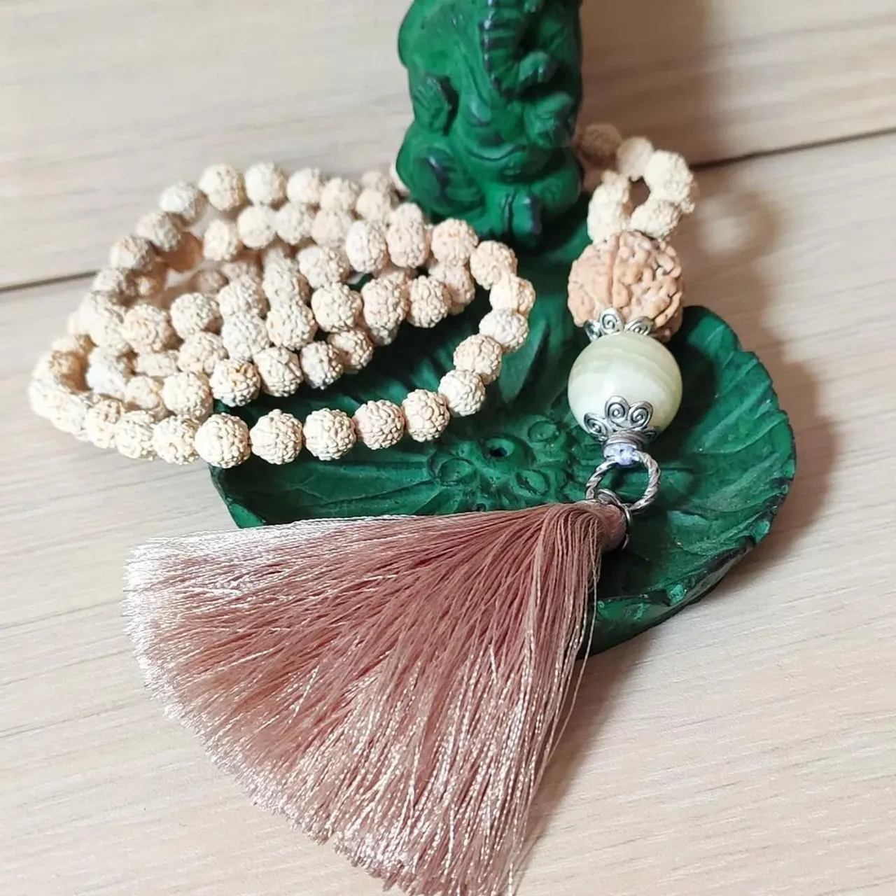 🌼Начинаю выполнять заказы🌼
📿Мала из белой РУДРАКШи 108+1
С добавлением бусины оникса
#мала #джапамала108 #джапамала #шива #ом #ганеша #омнамахшивайя #индуизм #шиваизм #йога #йогамастер #рудракша #oxy_star