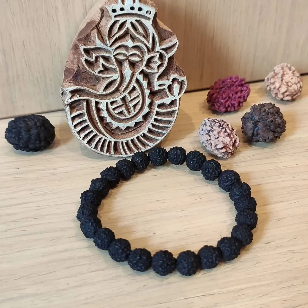 🕉️ Браслетик для Анны готов и сегодня ✈️улетает в город Киров
✍️Заказывайте свой амулет, пишите в директ 
#рудракша #рудра #шива #шиваизм #парвати #ганеша #йога #четки #четкиизрудракши #браслетымосква #браслетысрудракшей #амулеты #талисманы #бусысрудракшей #oxy_jewellery