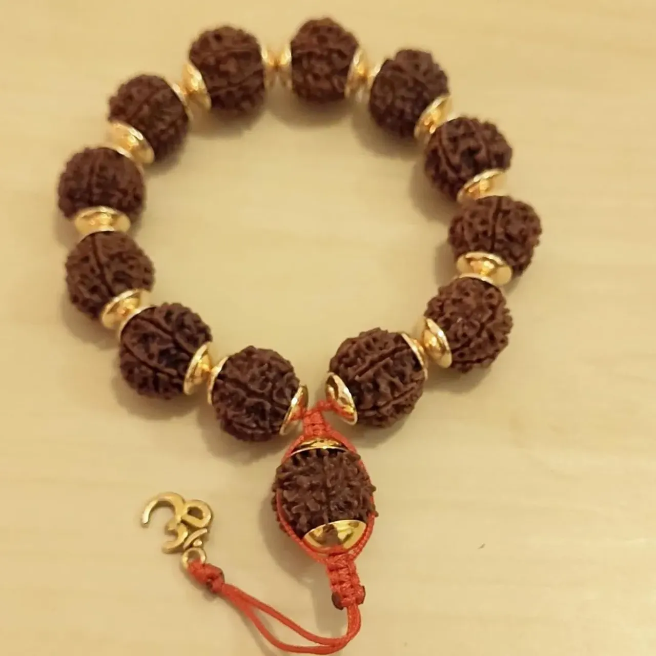 📿Заказ на браслет из рудракши 7 муки. 🌼🌼🌼🌼🌼🌼
Семиликая рудракша управляет большой силой. Эта рудракша отмечена именем Ананты (змей, на котором возлежит Вишну).
Семиликую рудракшу считают воплощением Лакшми. Тот, кто носит семиликую рудракшу, будет успешен в продвижении бизнеса и в сфере услуг.
В любом случае, эту рудракшу хотя бы раз надо одеть, потому что семиликую рудракшу так же считают воплощением семи ришей (мудрецов). Носитель этой рудракши становится здоровым и прославленным. От ее ношения даже бедный может стать царем.
Мантра семиликой рудракши:
ॐ ह्रं क्रीं ह्रीं सौं — ом, храм, крим, хрим, саум
➡️Заказать бусину 7ликой рудракши или браслет можно, написав мне в директ⬅️
#рудракша #7муки #7ликаярудракша #шива #ом #шиваизм #индуизм #лакшми #вишну #йога #джапамала108 #джапамала #мантра #мала #браслетысрудракшей #oxy_star