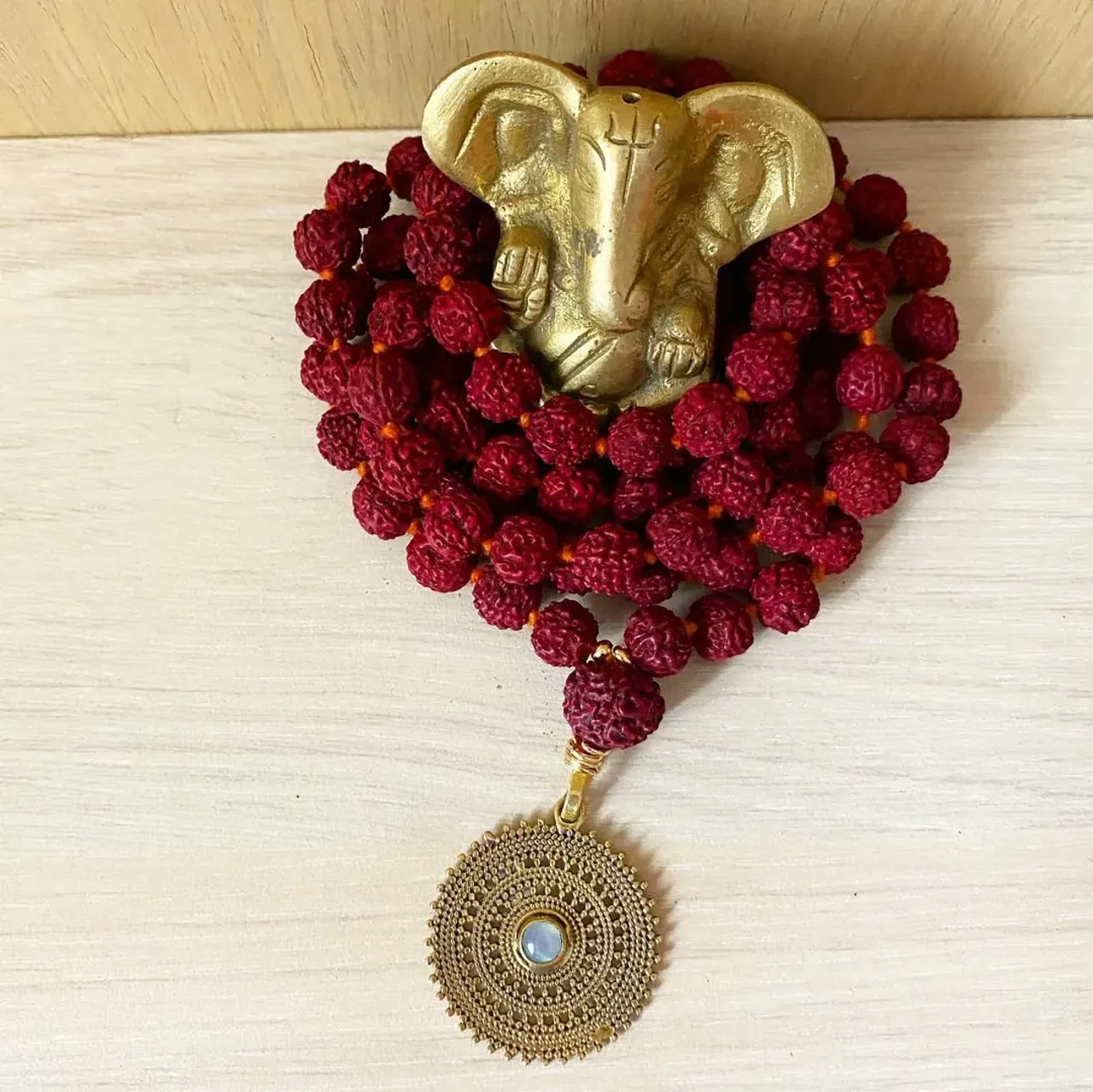 ☀️Утро доброе☀️. 🇮🇳Уже завтра начинает свою работу @delhibazar 🇮🇳. Поэтому делюсь с вами новинками от #oxy_jewellery 📿Три Джапа Малы из красной рудракши с подвесками #Om #горныйхрусталь #лабрадорит. Все изделия в свободной продаже. Жду вас 14-15-16 мая старый Арбат дом 24 #рудракша #рудра #шива #ганеш #лакшми #джапамала #прана #пранаяма #мантра #веды #йога #шиваизм #индуизм #украшениясрудракшей #браслетырудракша