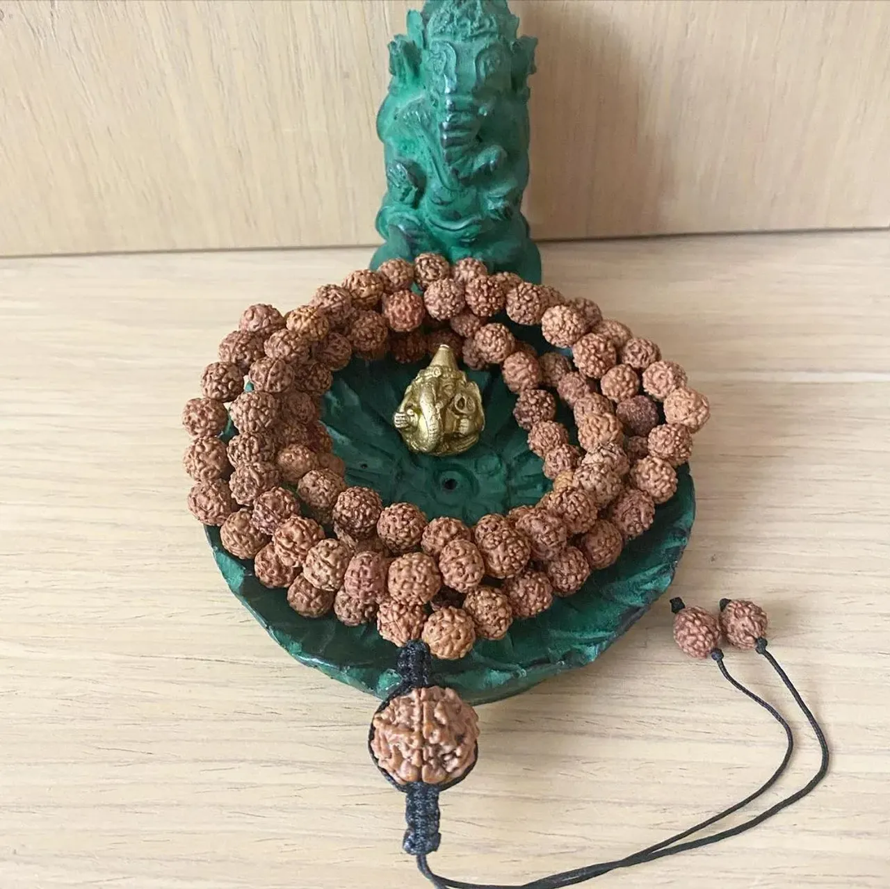 📿Мужская мала для ношения на руке📿. Коричневая рудракша 108+1. Выполнена на заказ. 👉Напоминаю, что в эту пятницу начинает свою работу @delhibazar 🌏 старый Арбат дом 24, 2 ой этаж, вход свободный. Мой стол N5 - при входе налево. 14-16/05 Вы можете забрать Ваши заказы или заказать доставку. #рудракша #шива #слезышивы #ом #ганеша #индуизм #мала #джапамала #украшениясрудракшей #четкисрудракшей #индия #йога #мантра #oxy_jewellery