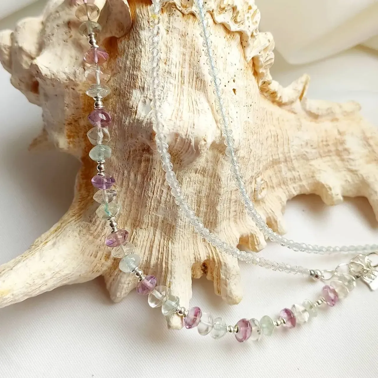 🎁 for @ponochka_alice ❇️Эзотерики утверждают, что топаз камень защищает человека от злых сил и злого колдовства. Он оберегает от сглаза, порчи, проклятий, недоброй молвы, зависти, сплетен и интриг. Голубой топаз обостряет интуицию
Голубой топаз также считается камнем доброй надежды. Он помогает носителю преодолеть тоску, скорбь, отчаяние. Способен камень и дать хозяину силы, которые помогут ему не смиряться с жизненными обстоятельствами, а противостоять им. Все препятствия будут успешно преодолены.

Минерал усмиряет не только разбушевавшуюся стихию, но и другие бури — в человеческих отношениях.

С помощью голубого топаза можно достичь мира в семье, это камень любви, взаимопонимания, прощения. Но здесь есть один нюанс — это сработает только в том случае, если между людьми действительно есть чувства, просто на каком-то этапе возникло недоразумение.

Если же один из супругов просто использует другого, а второй терпит такую связь «ради детей» или по привычке, то голубой топаз сработает по-другому. Он поможет разорвать отношения, которые явно отжили свое. Именно отсюда происходит стереотип, что камень «разрушает семьи».
#браслетмосква #браслетизтопаза #браслетизнатуральныхкамней #топаз #украшенияизнатуральныхкамней #oxy_jewellery