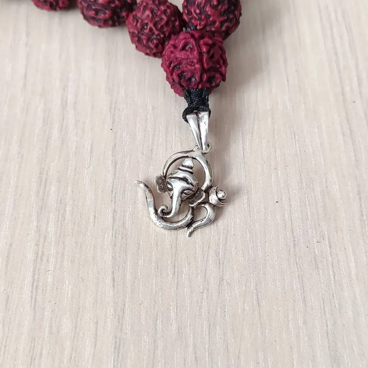 🕉️Омнамахшивайя🕉️
11-12/03 Великая ночь Шивы
Махашиваратри
📿Длинная мала из красной крупной рудракши 108+1
Выполнена на заказ
✍️Используйте директ для заказов. 
#омнамахшивайя
#омганешаянамах #ом #шиваратри #махашиваратри #Шива #шиваизм #ганеша #индуизм #индия #рудракша #мала #маласрудракшей #четки #мантрадня #йога #йогамастер