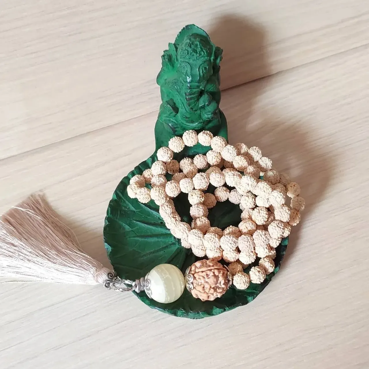 🌼Начинаю выполнять заказы🌼
📿Мала из белой РУДРАКШи 108+1
С добавлением бусины оникса
#мала #джапамала108 #джапамала #шива #ом #ганеша #омнамахшивайя #индуизм #шиваизм #йога #йогамастер #рудракша #oxy_star