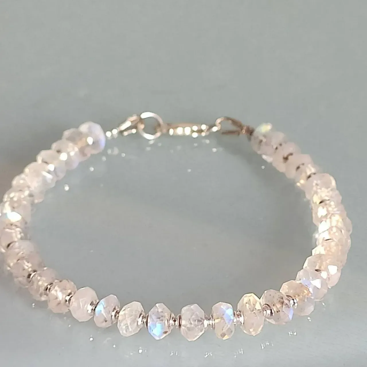 💎Мой любимый самоцвет
💎Моя любимая модель браслета

Лунный камень в серебряной оправе
Единственный экземпляр
Этот самоцвет привезен мною с Острова Шри Ланка. Только там находится месторождение этого  редчайшего минерала - прозрачных камушков,похожих на льдинки с лунной иригацией.
#лунныйкамень #браслетымосква #браслеты #украшения #украшенияизнатуральныхкамней #ювелирныеукрашения #авторскиеукрашения #oxy_jewellery