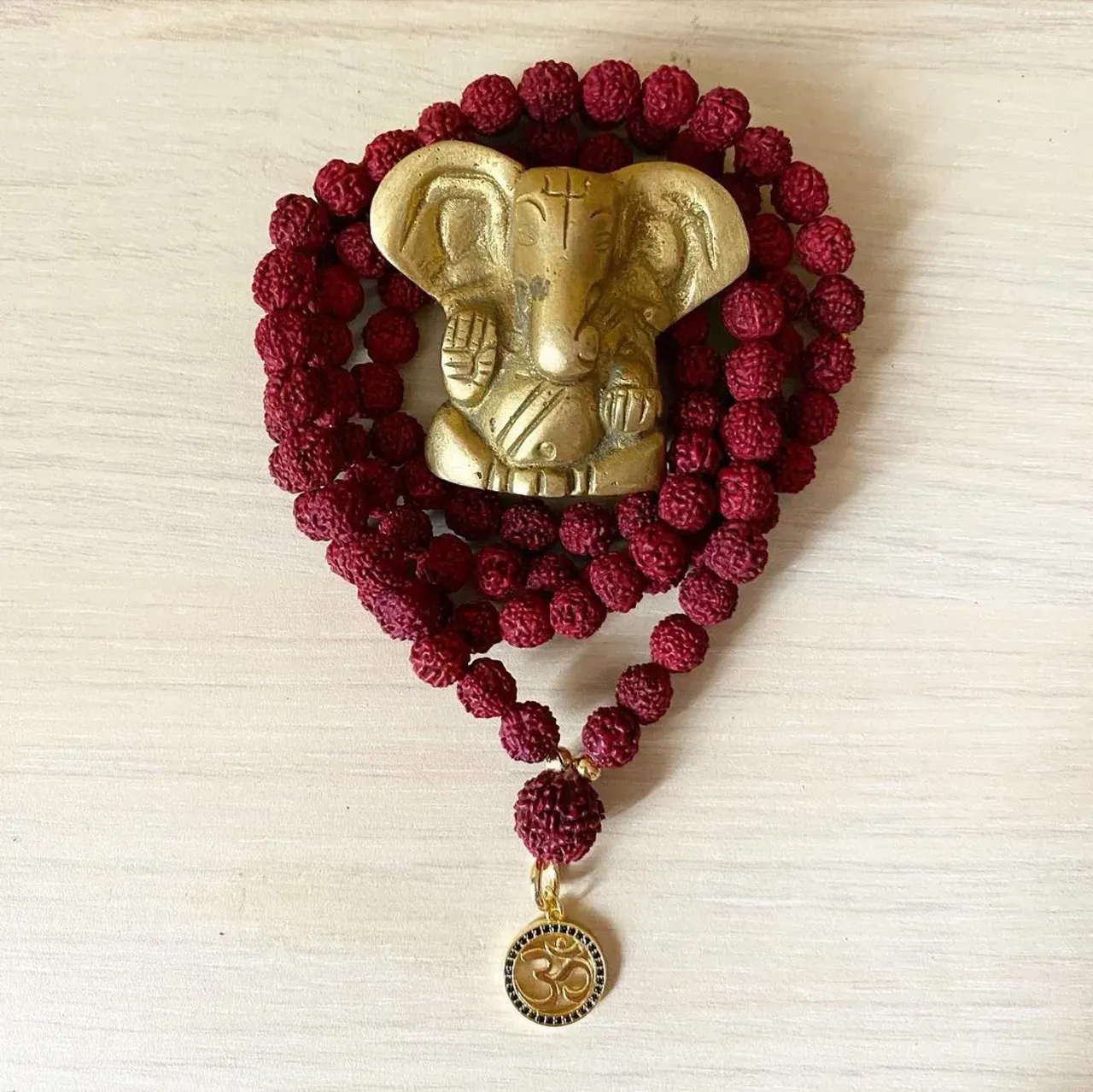 ☀️Утро доброе☀️. 🇮🇳Уже завтра начинает свою работу @delhibazar 🇮🇳. Поэтому делюсь с вами новинками от #oxy_jewellery 📿Три Джапа Малы из красной рудракши с подвесками #Om #горныйхрусталь #лабрадорит. Все изделия в свободной продаже. Жду вас 14-15-16 мая старый Арбат дом 24 #рудракша #рудра #шива #ганеш #лакшми #джапамала #прана #пранаяма #мантра #веды #йога #шиваизм #индуизм #украшениясрудракшей #браслетырудракша