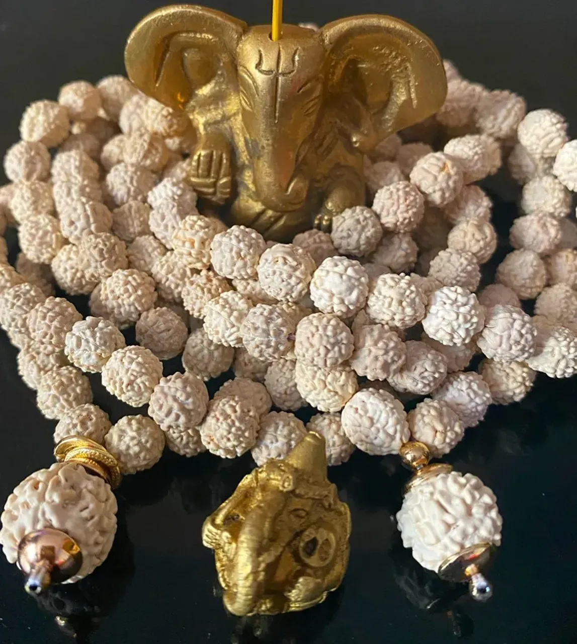 📿Две малы из белой рудракши 108+1 выполнены на заказ. @delhibazar Уже в эту пятницу. #рудракша #мала #джапамала #шива #ом #ганеша #омнамахшивая #йога #украшениясрудракшей #браслетысрудракшей #рудра #слезышивы #индуизм #шиваизм #прана #варна #васту #oxy_star