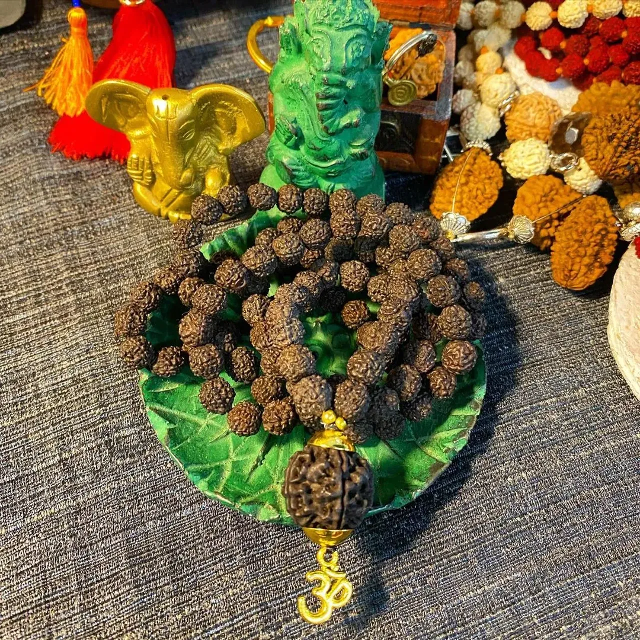 Вести с @delhibazar 📿Новинка Мала из чёрной рудракши #рудракша #йога #ом #омнамахшивайя #шива #лакшми #индуизм #шиваизм #ганеша #прана  #oxy_jewellery #джапамала #четки #браслетысрудракшей