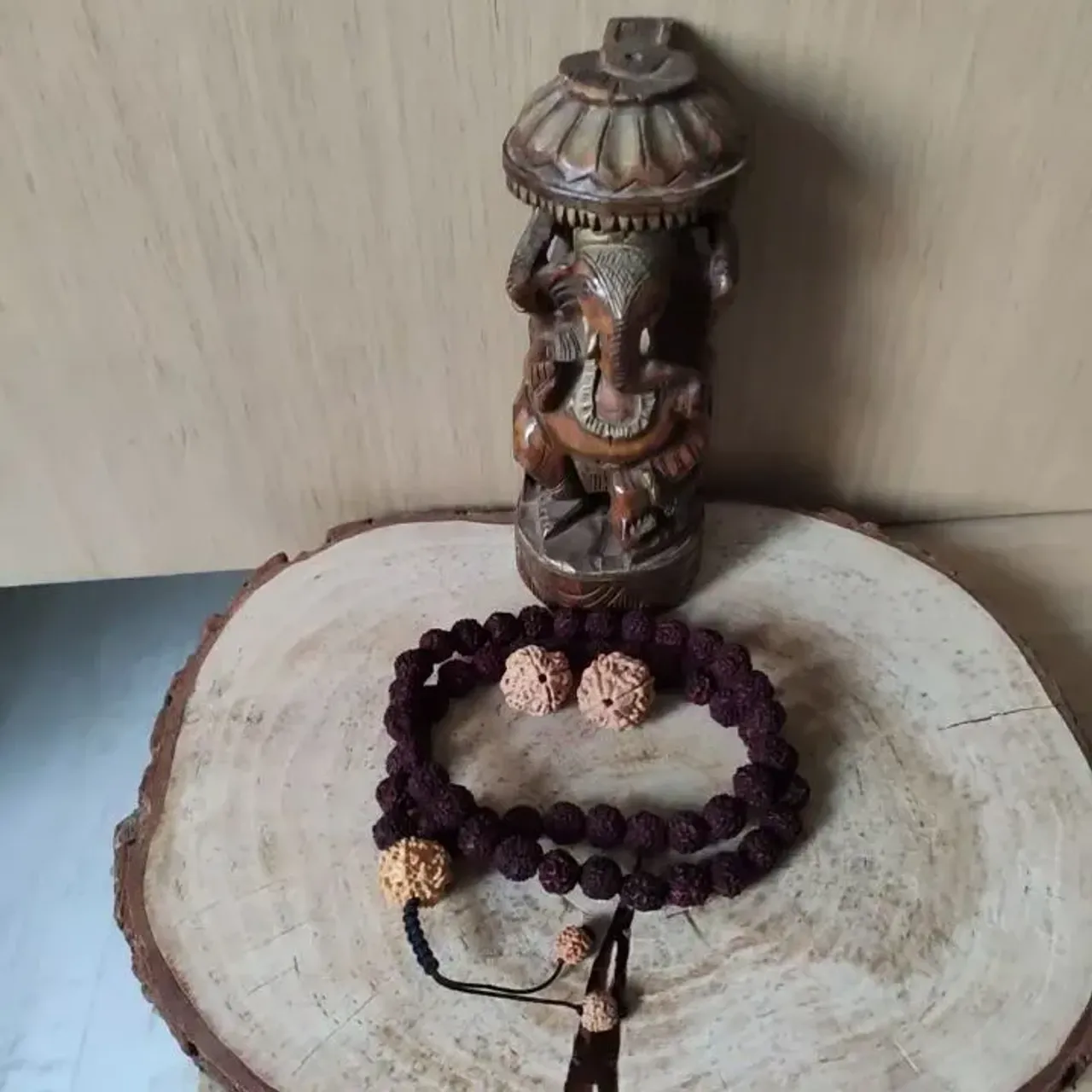 📿Мала из красной рудракши 54+1 бусина 4 муки .

Четырехликая рудракша является символом четырех Вед. Человек, который носит эту рудракшу после соответствующих Sidhhi, получит знание всех четырех Вед. Владелец этой рудракши никогда не потерпит поражения и будет твердым в своих словах; также она нейтрализует у своего владельца склонность к лени и проблему со снами (кошмары, бессонница и т.д.).

Эта рудракша помогает своему владельцу во всех его начинаниях. Также она представляет собою четыре направления (стороны света). Поэтому ее владелец добьется успеха в любом деле и в любой сфере, и она также помогает добиться мокши.

Эта рудракша имеет четыре четкие естественные линии, идущие сверху вниз на равном расстоянии друг от друга и делящие рудракшу на четыре четкие и равные четверть-сферы. Согласно Пуранам, ее управителем является Меркурий – Будха. В мифологии эта рудракша символизирует Сарасвати и Брахму. А т.к. она находится под влиянием творческого начала Господа Брахмы (Творец – Творчество), поэтому дарует своему владельцу творческую силу и способствует учебе и познанию. Ее советуют носить и ее должны почитать те, кто плохо или с трудом учатся – отрицательное влияние Меркурия охватывает интеллектуальное тугодумие, медленное усвоение информации, трудности в коммуникации и различные невротические состояния разума. Четырехликая рудракша также считается благодатной для ученых, исследователей, интеллектуалов, художников, писателей, журналистов – она увеличивает остроту ума и вообще умственные способности. Считается, что если три бусины закрепить на правой руке, то никто не сможет противостоять владельцу. Эта рудракша также управляет логическим, конкретным и структурным мышлением.
#рудракша #шиваизм #шива #парвати #ганеша #мала #четки #четкиизрудракши #браслетысрудракшей #oxy_jewellery #йога #yoga