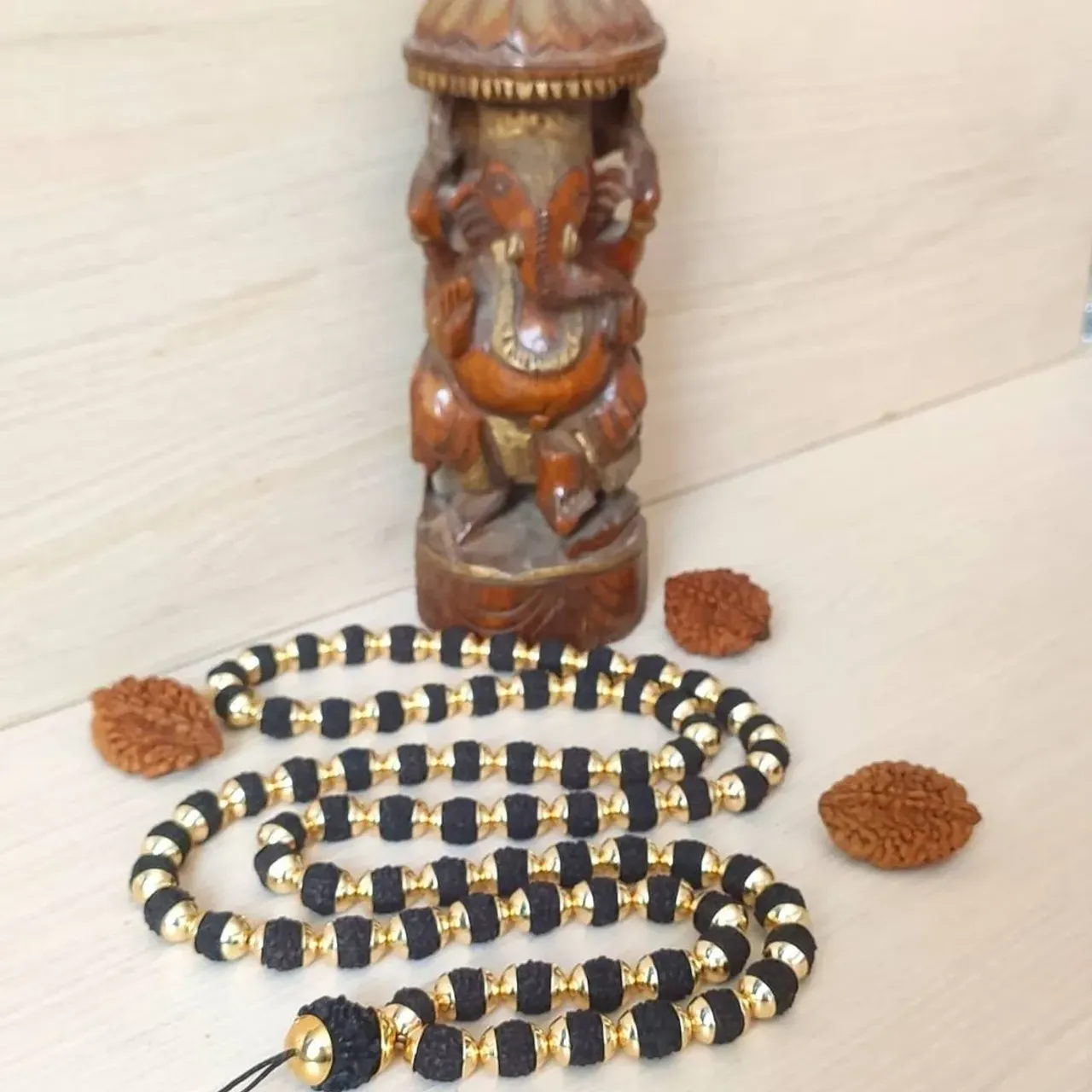 🎁Ещё один заказ готов
Вот такой стиль используется в традиционной 📿Джапа - мала
Нарядно
Фурнитура позолота
#мала #четки #четкиизрудракши #рудракша #делибазар #ом #омганешаянамах #омнамахшивайя  #шива #шиваизм  #джапамала108 #oxy_jewellery #rudrakcha