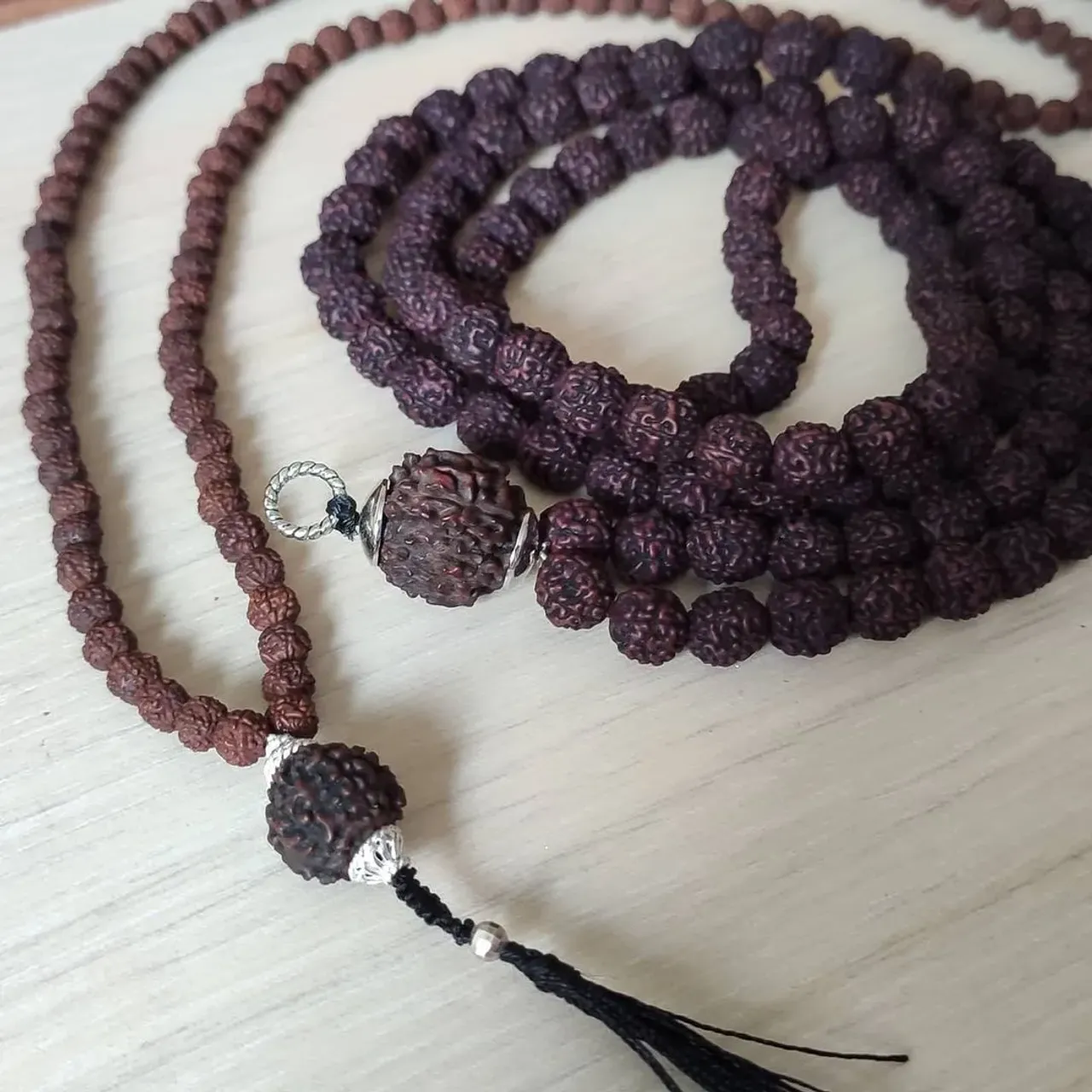 📿Носить рудракшу можно каждый день, снимая только перед сном или купанием

считается, что контакт бусин с кожей приносит максимальный эффект, поэтому лучше носить рудракшу под одеждой

нельзя надевать ее на немытое тело, иначе четки потеряют свои благостные свойства

нежелательно надевать рудракшу на похороны, проведывая новорожденных и женщинам в дни менструации, также нежелательно разрешать надевать ее другому человеку, даже очень близкому

рудракшу не стоит класть на землю, а если этого не избежать, нужно предварительно подстелить платок или салфетку

Ношение украшений из этих семян — путь к очищению от грехов #рудракша #рудра #шива #шиваизм #ганеша #лакшми #четки #четкиизрудракши #мала #ом #омнамахшивайя #рудракшамосква #oxy_jewellery #om  #omnamahshivaya  #rudraksha