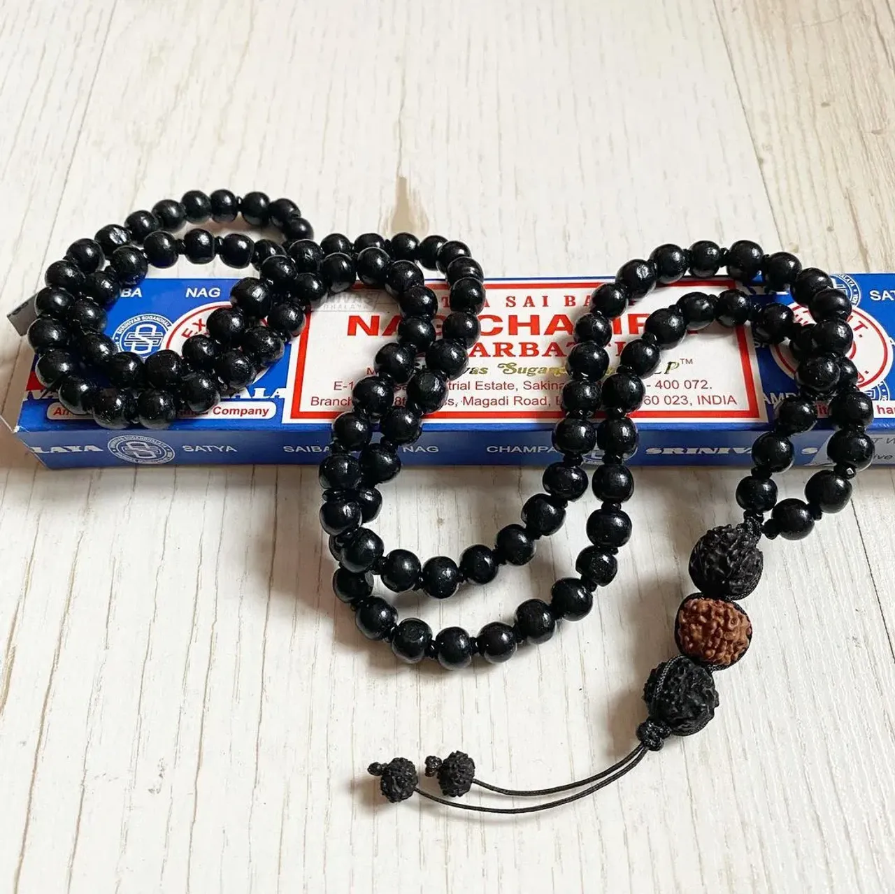 📿Джапа мала из тонированных бусин Тулси с чёрным агатом. Удобный замок позволяет носить как на шее, так и на запястье. Ознакомиться со всем ассортиментом украшений от @oxy_star можно 14-16/05 на @delhibazar #рудракша #шива #ганеша #прана #шиваизм #индуизм #четки #джапамала #украшениясрудракшей #тулси #сокровищаиндии #индия #oxy_jewellery