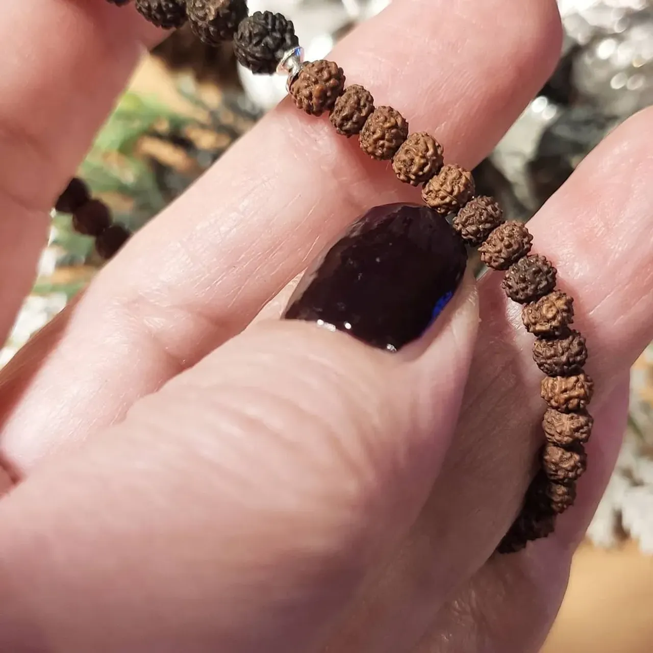 🕉️Браслетик из рудракши черной и шоколадной
Размер бусин 0,3 и 0,4 см
Это самые мелкие зерна, с которыми мне приходилось работать. Они необыкновенно приятные  и прекрасно выглядят в изделии.
Как получают такую мелкую рудракшу? 
Это не зрелый плод. Чем раньше собрать ягоды, тем мельче в них косточка. 
#рудракша #рудра #шива #шиваизм #ом #ганеша #йога #индия #украшенияизрудракши #браслетысрудракшей #четкиизрудракши #браслетымосква #делибазар #oxy_jewellery #om
