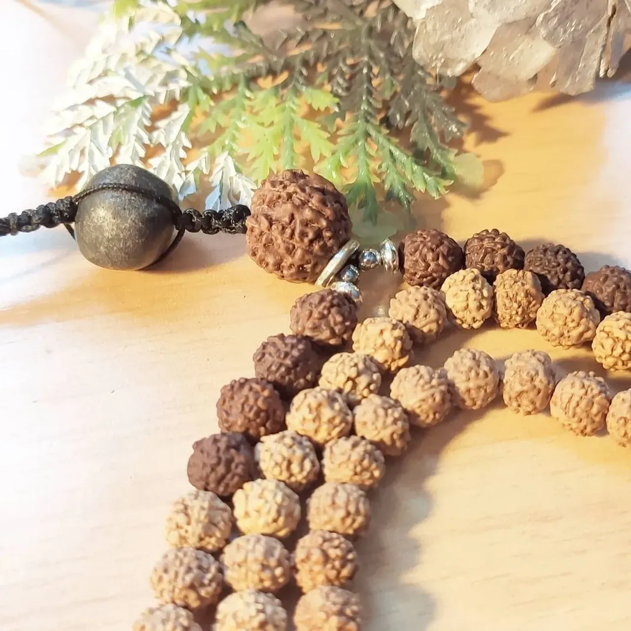 📿Джапа-Мала из белой и шоколадной рудракши 
108  бусин 5 мукхи
1 бусина Сумеру - 6 мукхи
🎁И ещё одна бусинка с побережья Гоа с пляжа Анджуна
📿Единственный экземпляр
Шестиликая рудракша - Картикея или Ганеша (достижение читта-шуддхи и джняни)
shhat mukhi rudraksha

(chaha mukhi rudraksha chaha darshan ko barane)

Шестиликая рудракша. Эта рудракша связанна с шесть даршанами. Тот, кто носит эту рудракшу после совершения соответствующих Sidhhi, познает собственную душу и получит даршан шести божеств прямо в этом теле. Он также уподобляется Луне в своем спокойствии – она помогает контролировать гнев, ревность, возбуждение и т.д., и способствует успеху своего владельца во всех его начинаниях; улучшает обмен веществ организме, которое приводит к обновлению внутренней шакти и балансу со Вселенной – Деви Шакти. Кроме того, она усиливает потенцию и общую физическую силу организма.
Согласно Пуранам, правящая планета – Шукра (Венера). Также является олицетворением старшего сына Шивы – Кумары Картикеи. В ее шести ликах обитает богиня Махалакшми и она способствует богатству и процветанию – надо ежедневно медитировать на желтой Махалакшми перед надеванием и снятием этой рудракши. Такая ежедневная медитация облегчает учебу, дарует мудрость и самопознание, а также увеличивает материальное благополучие владельца и т.д.

Мантра для ношения:

om hoom shadha vastrasya.. om hreem shreem kleem showm yam..
Приветствие тому шестиликому Господу, который познание Его, дарующему богатство и известность, очищающему и защищающему.

Рекомендуемые мантры:
om hreem hom namah – Шива пурана
om hoom namah – Мантра Махарнава
om hreem – Падма пурана
om hreem namah – Сканда пурана
om shadha vastrasya
om hoom shadha vastrasya
om hreem shreem kleem showm yam
mahamritynjaya mantra
om namah sivaya
#рудракша #шива #ом #шиваизм #сумеру #йога #гоа #индия #анджуна #мала #четкиизрудракши #мантра #пурана #браслетысрудракшей #oxy_jewellery