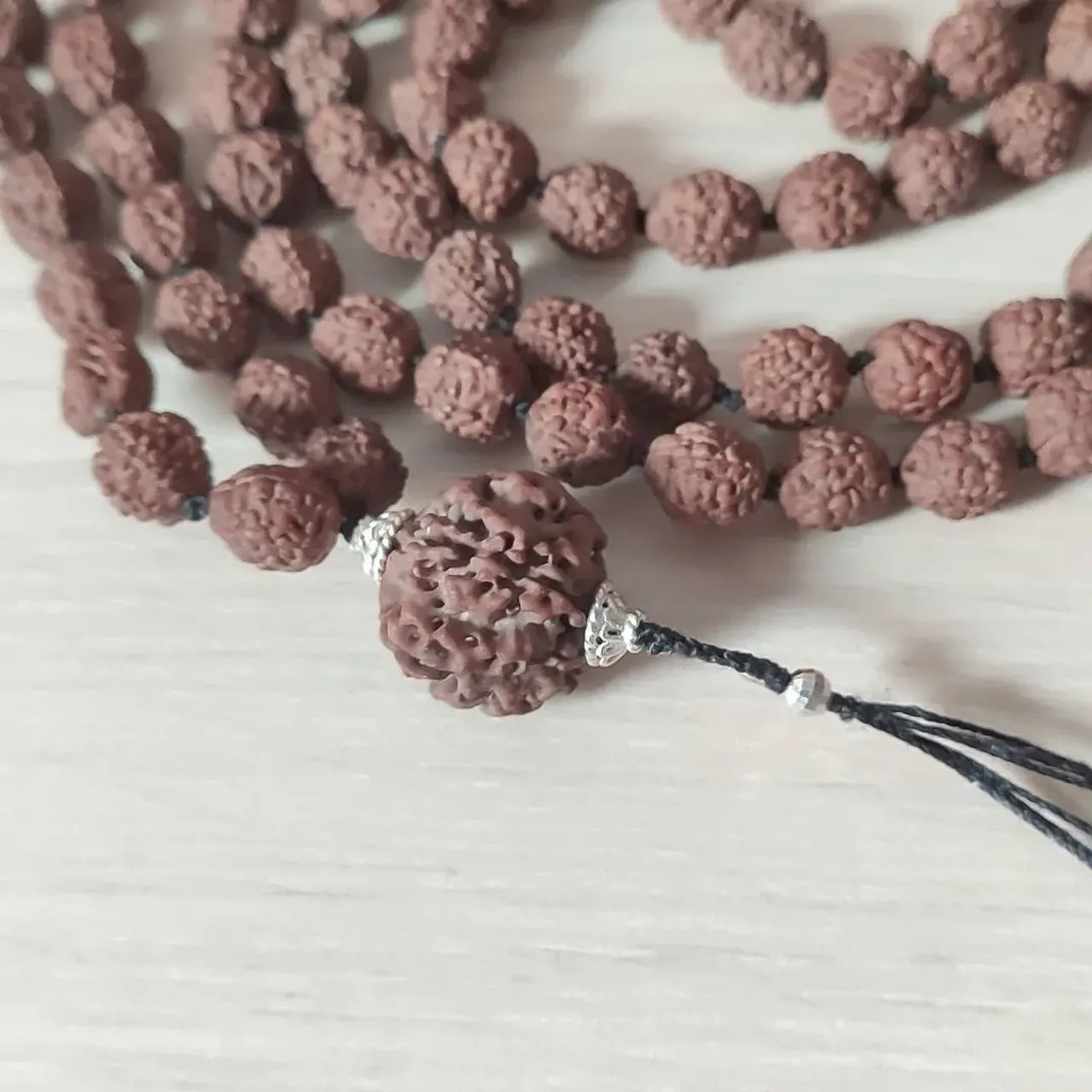 🕉️Ом Намах Шивайя
📿Мала на заказ из шоколадной РУДРАКШИ 7мм, длинна 67см
🙌Для выполнения этого украшения потребовалось
❇️108 бусин рудракши 0,7см
❇️1 бусина рудракши 2см
❇️Ом мантра
❇️4,5 м шелковой нити
❇️2 шапочки серебро 926 пробы
❇️1 бусинка серебро 925 пробы
❇️6 часов работы
✍️Для заказов пишите в директ
#рудракша
#мала #мантра #четки #четкиизрудракши #омнамахшивайя #ом #омганешаянамах #шиваратри #шива #шиваизм #индуизм #йога #ретрит #йогамастер #украшениясрудракшей #oxy_jewellery