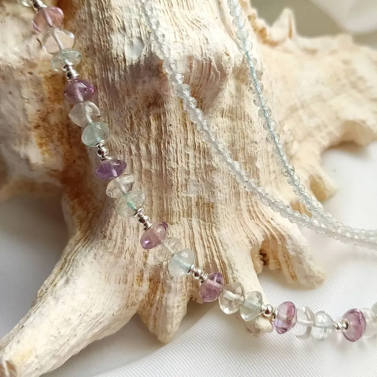 🎁 for @ponochka_alice ❇️Эзотерики утверждают, что топаз камень защищает человека от злых сил и злого колдовства. Он оберегает от сглаза, порчи, проклятий, недоброй молвы, зависти, сплетен и интриг. Голубой топаз обостряет интуицию
Голубой топаз также считается камнем доброй надежды. Он помогает носителю преодолеть тоску, скорбь, отчаяние. Способен камень и дать хозяину силы, которые помогут ему не смиряться с жизненными обстоятельствами, а противостоять им. Все препятствия будут успешно преодолены.

Минерал усмиряет не только разбушевавшуюся стихию, но и другие бури — в человеческих отношениях.

С помощью голубого топаза можно достичь мира в семье, это камень любви, взаимопонимания, прощения. Но здесь есть один нюанс — это сработает только в том случае, если между людьми действительно есть чувства, просто на каком-то этапе возникло недоразумение.

Если же один из супругов просто использует другого, а второй терпит такую связь «ради детей» или по привычке, то голубой топаз сработает по-другому. Он поможет разорвать отношения, которые явно отжили свое. Именно отсюда происходит стереотип, что камень «разрушает семьи».
#браслетмосква #браслетизтопаза #браслетизнатуральныхкамней #топаз #украшенияизнатуральныхкамней #oxy_jewellery