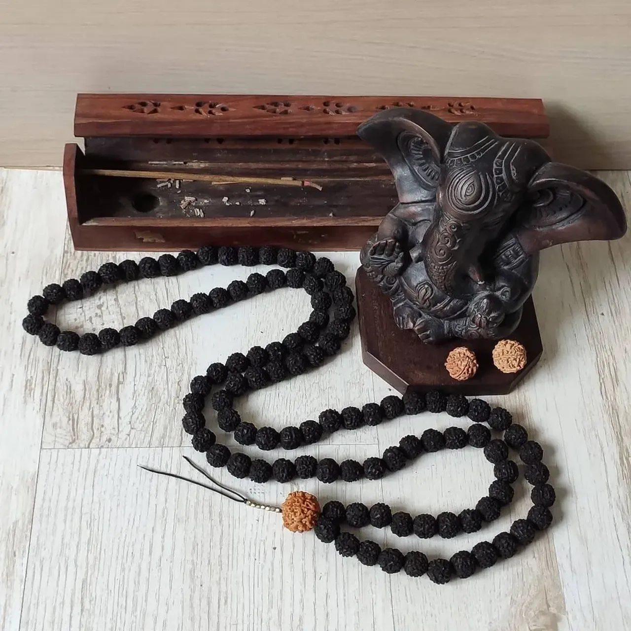 📿Мала 
Выполнена на заказ из бусин черной рудракши 0.9мм для преподавателя йоги Суммита.
✍️Пишите в директ для заказа своей малы
#рудракша #рудра #шива #парвати #ганеша #йога #мала #четки #четкиизрудракши #браслетысрудракшей #oxy_jewellery