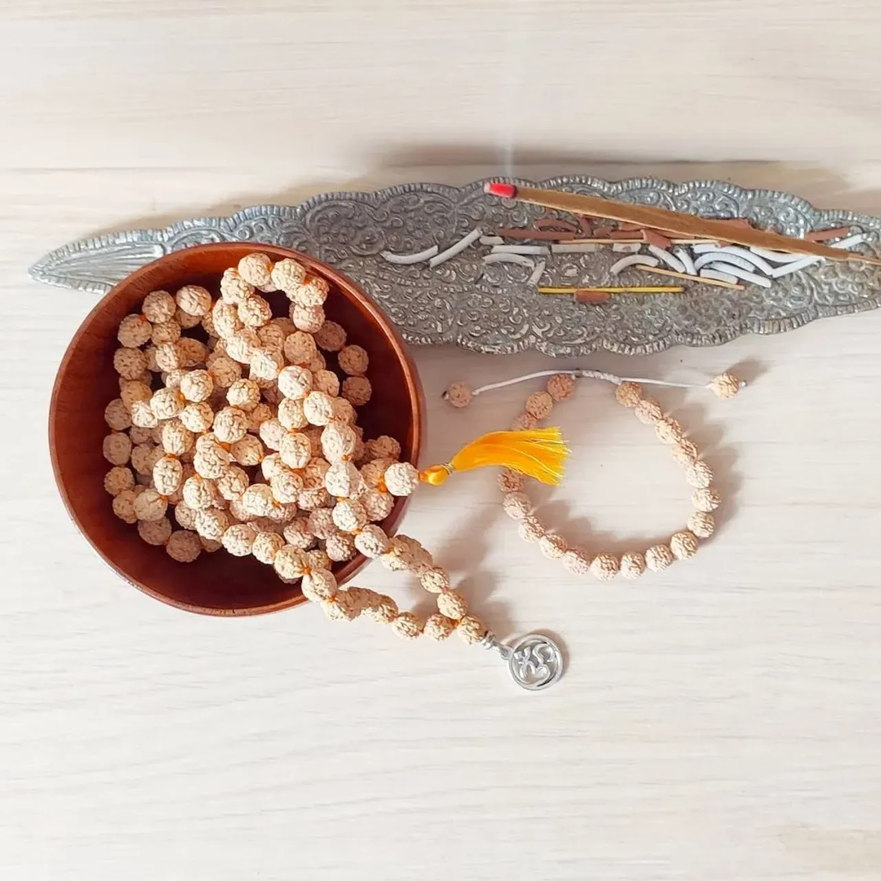 🕉️Махашиваратри, Маха-Шиваратри или «великая ночь Шивы» — это праздник в честь одного из Богов индуизма Бога Шивы, который приходится на февраль-март, в канун весеннего равноденствия и обязательно перед новолунием.

В 2021 году Махашиваратри, Маха-Шиваратри, Великая Ночь Шивы будет отмечаться с ночи 11-го на 12-е марта, накануне новолуния. 
В эту ночь Шива исполнил свой Космический танец Тандаву – танец, который породил во вселенной цикл «создание-охранение-разрушение». Бог Шива в экстазе танца набирает огромную мощь и использует её сначала на созидание, а потом на разрушение.

Этим танцем Шива поддерживает нужный ритм для процесса творения жизни.
 В коллекции от #oxy_jewellery Вы найдете для себя подарочную #джапамала108 из рудракши различной величины и оттенка
✍️ Для заказа используйте директ
#махашиваратри #шиваратри #омнамахшивайя #ом #шива #шиваизм #ганеша #йога #йогамастер #рудракша #маласрудракшей #браслетысрудракшей #делибазар #парвати #индуизм