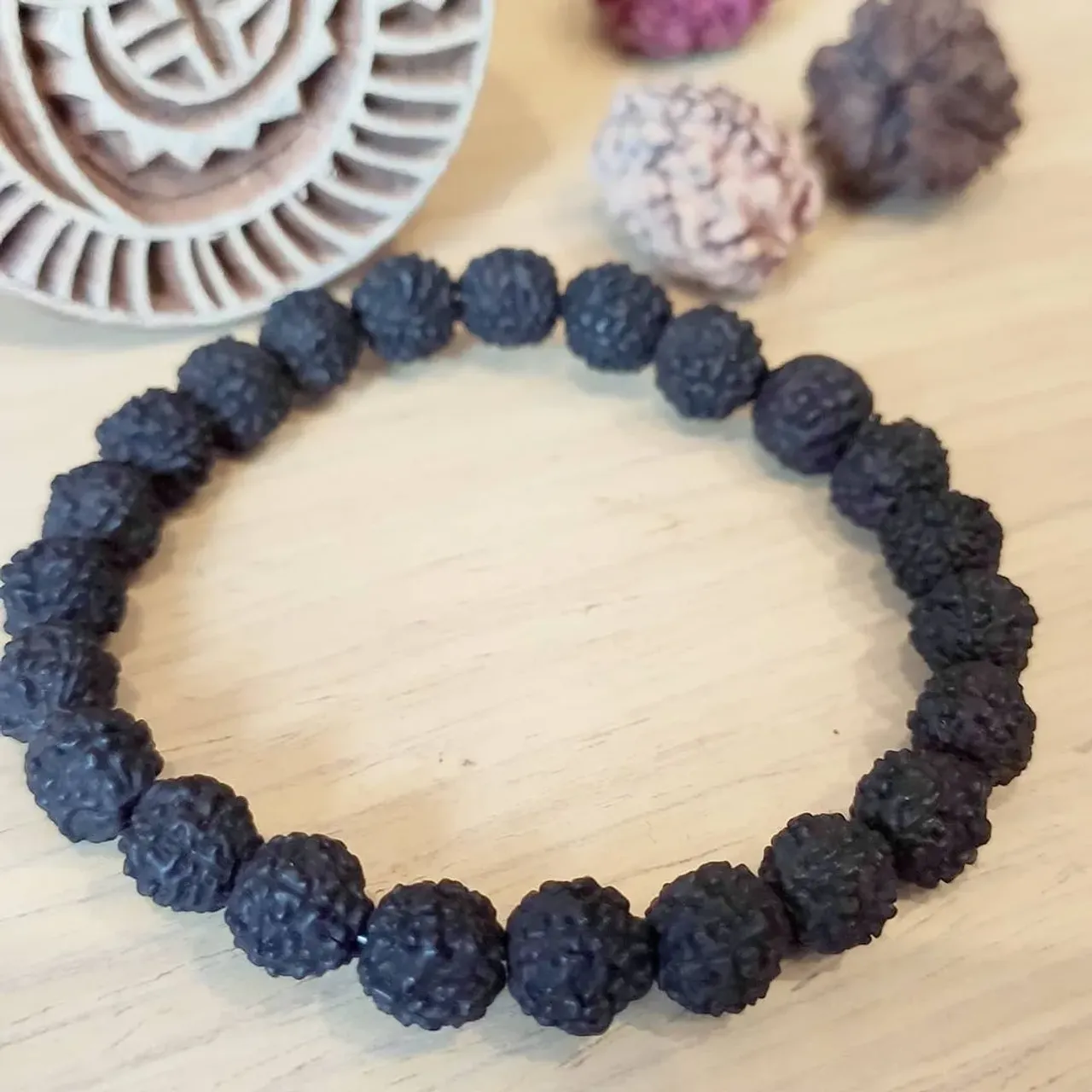 🕉️ Браслетик для Анны готов и сегодня ✈️улетает в город Киров
✍️Заказывайте свой амулет, пишите в директ 
#рудракша #рудра #шива #шиваизм #парвати #ганеша #йога #четки #четкиизрудракши #браслетымосква #браслетысрудракшей #амулеты #талисманы #бусысрудракшей #oxy_jewellery