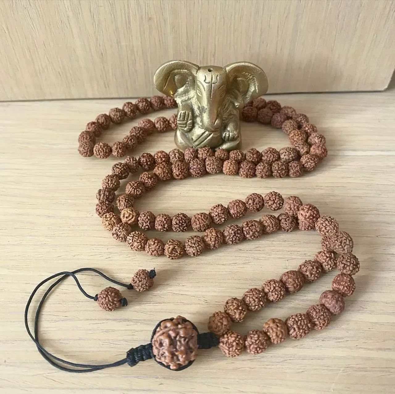 📿Мужская мала для ношения на руке📿. Коричневая рудракша 108+1. Выполнена на заказ. 👉Напоминаю, что в эту пятницу начинает свою работу @delhibazar 🌏 старый Арбат дом 24, 2 ой этаж, вход свободный. Мой стол N5 - при входе налево. 14-16/05 Вы можете забрать Ваши заказы или заказать доставку. #рудракша #шива #слезышивы #ом #ганеша #индуизм #мала #джапамала #украшениясрудракшей #четкисрудракшей #индия #йога #мантра #oxy_jewellery