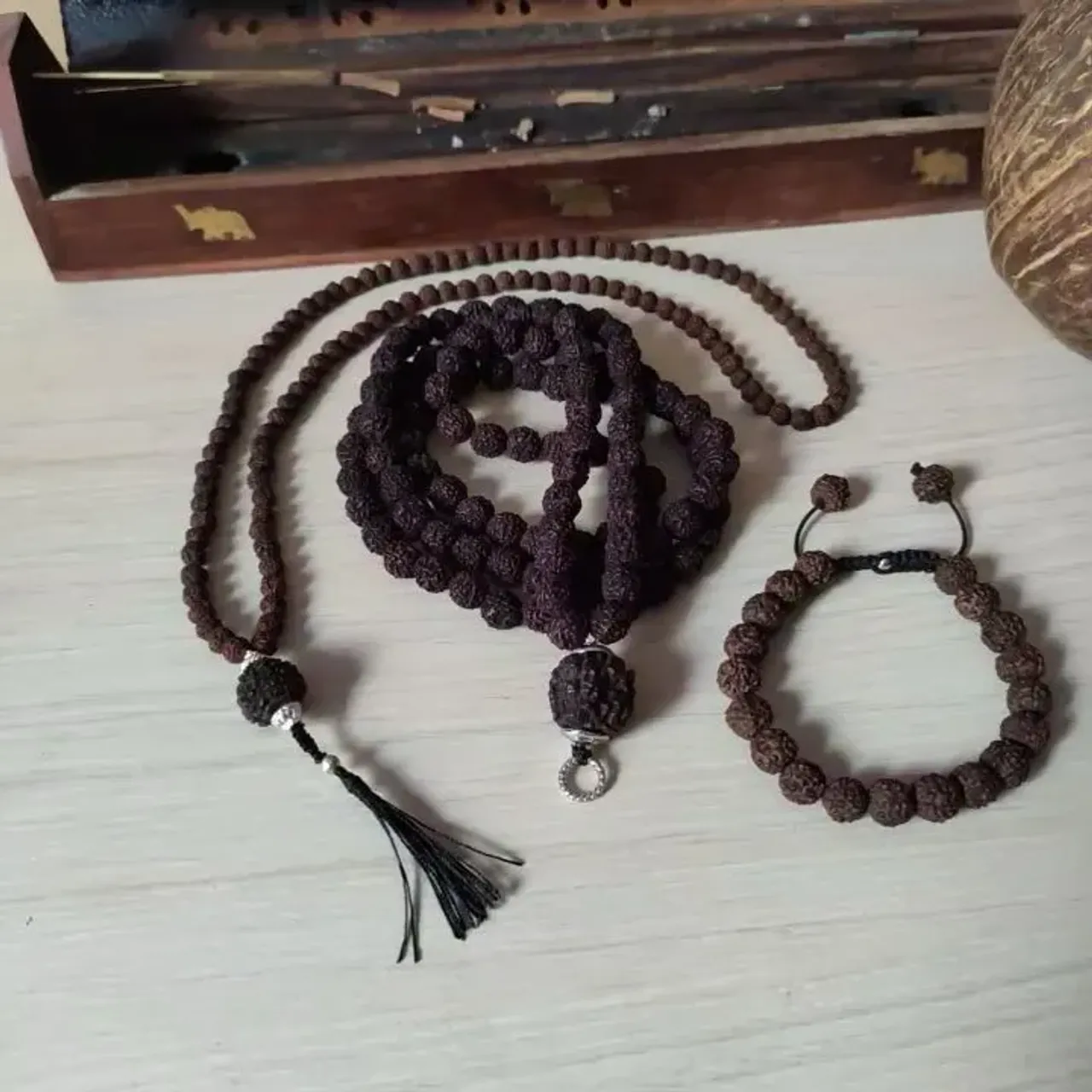 📿Целительные свойства рудракши связаны с легендой о происхождении этого растения. Рудра — это одно из имен главного божества индийского пантеона Шивы, а «акша» переводится как «глаз» или «слеза».

Почти у всех школ шиваитов украшения из рудракши обязательный атрибут

По легенде, в тех местах, куда упали слезы Шивы, когда он увидел несовершенство мира, выросли деревья, из семян которых делают четки рудракша. Неудивительно, что плоды растения, появившегося таким образом, наделяют самыми разными невероятными свойствами.

Мистические свойства оберегов из рудракши:

богиня Лакшми и ее благость всегда там, где есть рудракша

несчастные случаи, враги, опасности и болезни обойдут стороной носящего рудракшу

амулет поможет очиститься от грехов, недостойных мыслей, страхов и проявления эго

ношение рудракши равнозначно посещению мест паломничества, долгие годы жизни и освобождение ждет преданно носящего оберег #рудра #рудракша #шива #шиваизм #бусысрудракшей #мала #четки #четкиизрудракши #браслетсрудракшей #рудракшамосква #ганеша #лакшми #ом #омнамахшивайя  #oxy_jewellery #om #rudraksha