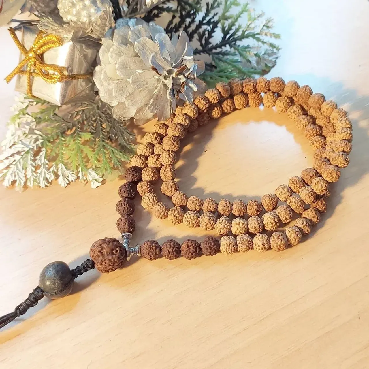 📿Джапа-Мала из белой и шоколадной рудракши 
108  бусин 5 мукхи
1 бусина Сумеру - 6 мукхи
🎁И ещё одна бусинка с побережья Гоа с пляжа Анджуна
📿Единственный экземпляр
Шестиликая рудракша - Картикея или Ганеша (достижение читта-шуддхи и джняни)
shhat mukhi rudraksha

(chaha mukhi rudraksha chaha darshan ko barane)

Шестиликая рудракша. Эта рудракша связанна с шесть даршанами. Тот, кто носит эту рудракшу после совершения соответствующих Sidhhi, познает собственную душу и получит даршан шести божеств прямо в этом теле. Он также уподобляется Луне в своем спокойствии – она помогает контролировать гнев, ревность, возбуждение и т.д., и способствует успеху своего владельца во всех его начинаниях; улучшает обмен веществ организме, которое приводит к обновлению внутренней шакти и балансу со Вселенной – Деви Шакти. Кроме того, она усиливает потенцию и общую физическую силу организма.
Согласно Пуранам, правящая планета – Шукра (Венера). Также является олицетворением старшего сына Шивы – Кумары Картикеи. В ее шести ликах обитает богиня Махалакшми и она способствует богатству и процветанию – надо ежедневно медитировать на желтой Махалакшми перед надеванием и снятием этой рудракши. Такая ежедневная медитация облегчает учебу, дарует мудрость и самопознание, а также увеличивает материальное благополучие владельца и т.д.

Мантра для ношения:

om hoom shadha vastrasya.. om hreem shreem kleem showm yam..
Приветствие тому шестиликому Господу, который познание Его, дарующему богатство и известность, очищающему и защищающему.

Рекомендуемые мантры:
om hreem hom namah – Шива пурана
om hoom namah – Мантра Махарнава
om hreem – Падма пурана
om hreem namah – Сканда пурана
om shadha vastrasya
om hoom shadha vastrasya
om hreem shreem kleem showm yam
mahamritynjaya mantra
om namah sivaya
#рудракша #шива #ом #шиваизм #сумеру #йога #гоа #индия #анджуна #мала #четкиизрудракши #мантра #пурана #браслетысрудракшей #oxy_jewellery