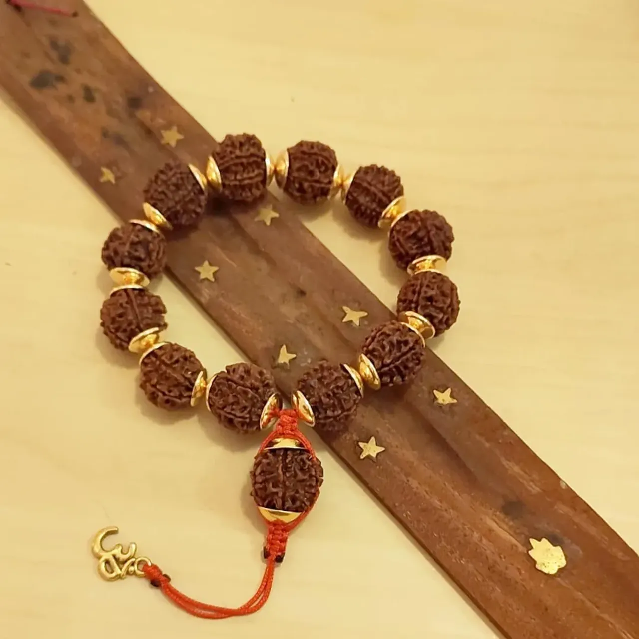 📿Заказ на браслет из рудракши 7 муки. 🌼🌼🌼🌼🌼🌼
Семиликая рудракша управляет большой силой. Эта рудракша отмечена именем Ананты (змей, на котором возлежит Вишну).
Семиликую рудракшу считают воплощением Лакшми. Тот, кто носит семиликую рудракшу, будет успешен в продвижении бизнеса и в сфере услуг.
В любом случае, эту рудракшу хотя бы раз надо одеть, потому что семиликую рудракшу так же считают воплощением семи ришей (мудрецов). Носитель этой рудракши становится здоровым и прославленным. От ее ношения даже бедный может стать царем.
Мантра семиликой рудракши:
ॐ ह्रं क्रीं ह्रीं सौं — ом, храм, крим, хрим, саум
➡️Заказать бусину 7ликой рудракши или браслет можно, написав мне в директ⬅️
#рудракша #7муки #7ликаярудракша #шива #ом #шиваизм #индуизм #лакшми #вишну #йога #джапамала108 #джапамала #мантра #мала #браслетысрудракшей #oxy_star