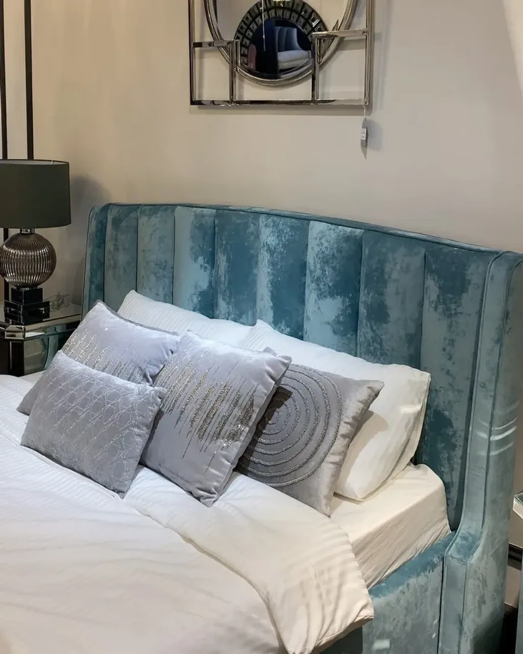 Magamistuba ▫️

Tiffani värvi voodi, öökappid, peegel, tumba. Art Deco stiilis magamistuba 🤍 

Tellida: info@interiohome.ee või külastage meie salong: Paadi tee 3, Tallinn ▫️

#sisustus #magamistuba #furnituretallinn #interjöör #tallinn