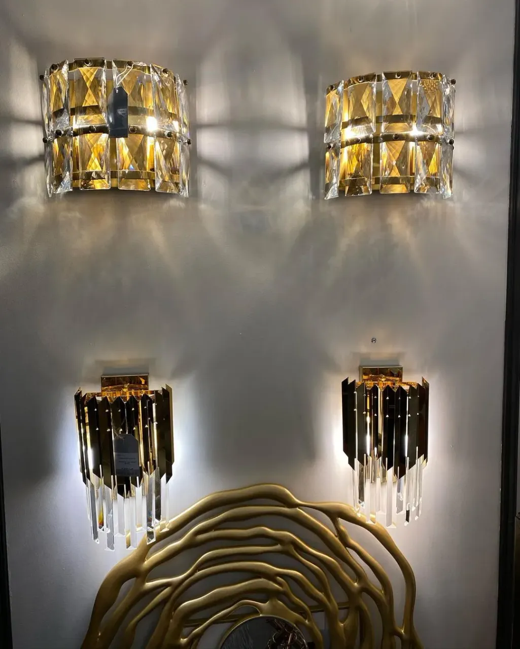 Lühtrid, põrandalambid, laualambid, seinalambid.. suur valik meie salongis @interiohome.ee 

#sisustus #valgustid #valgustidisain #valgustidtallinn #interjöör #mööbel