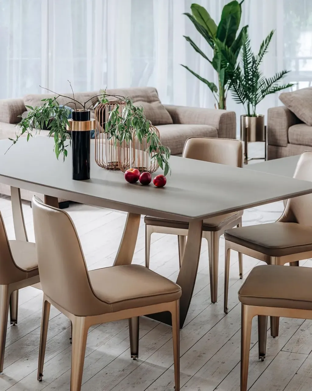 Söögituba ▫️ .
.
Meie eesmärk on muuta see stiilseks ja funktsionaalseks: söögilaud Space, beežid toolid ja kaunistused #sisustus #söögituba #interjöör #interiordesign #interior #mööbeltallinn