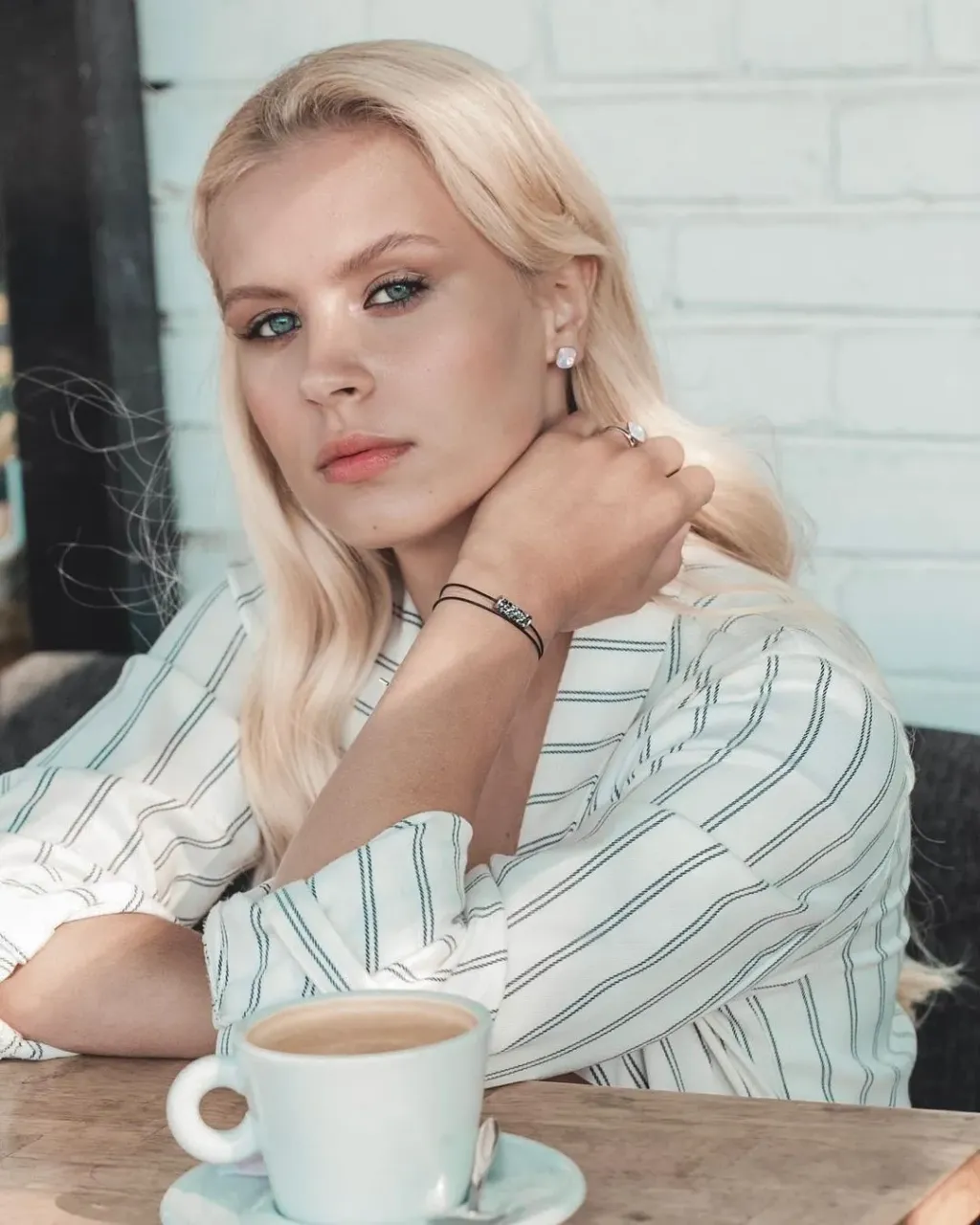 ❤️Kui saabub hetk, millal te ei soovi mitte midagi otsustada - pange selga pisikesed, kuid märgatavad ehted ning särage!
⠀
Swarovski kristalliga 925-st hõbedast kõrvarõngad ja nahast käevõru hõbedast amuletiga saab kombineerida või nad sobivad ka eraldi erinevate stiilidega.
⠀
Sobib suurepäraselt kingitusena!
Telli kohe ning tarne toimub juba järgmisel päeval.
⠀
Kõrvarõngad Princess Square
Hind: 30.00 €
Käevõru Tube, Light Chrome
Hind: 19.00 €
⠀
❤️Когда не хочется ничего решать, надевай миниатюрные, но заметные украшения и сверкай!
⠀
Сережки из серебра 925 пробы с кристаллом Сваровски и кожаный браслет с серебряным амулетом можно сочетать вместе или надевать под разные образы.
⠀
Отлично подойдет в качестве подарка!
Заказывай сейчас, доставим на следующий день.
⠀
Цена сережек: 30,00 €
Цена браслета:19,00 €