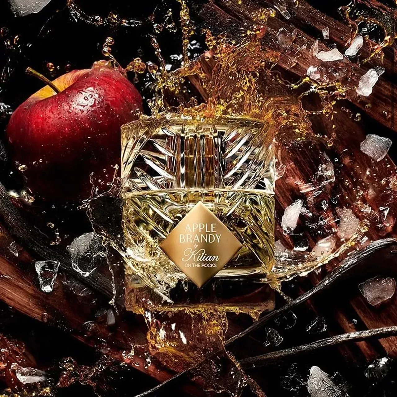 BY KILIAN Apple Brandy on the Rocks
π₯ Π½ΠΎΠ²ΠΈΠ½ΠΊΠ° ΡΡΠΎΠΉ ΠΎΡΠ΅Π½ΠΈ π₯
ΠΠΎΠ΄ Π²ΡΠΏΡΡΠΊΠ°: 2021
Π‘ΡΡΠ°Π½Π°: Π€ΡΠ°Π½ΡΠΈΡ
ΠΠΎΠ»Π»Π΅ΠΊΡΠΈΡ: The Liquors Collection
ΠΡΡΠΏΠΏΠ°: ΡΡΠΆΠ΅ΡΠ½ΡΠ΅ ΡΡΡΠΊΡΠΎΠ²ΡΠ΅
ΠΠ°ΡΡΡΠΌΠ΅Ρ: Sidonie Lancesseur
ΠΠΎΠ»: unisex
ΠΠ΅ΡΡ
Π½ΠΈΠ΅ Π½ΠΎΡΡ: Π°Π½Π°Π½Π°Ρ, ΠΊΠ°ΡΠ΄Π°ΠΌΠΎΠ½ ΠΈ Π±Π΅ΡΠ³Π°ΠΌΠΎΡ
Π‘ΡΠ΅Π΄Π½ΠΈΠ΅ Π½ΠΎΡΡ: ΡΠΎΠΌ, Π²Π°Π½ΠΈΠ»Ρ ΠΈ ΠΌΠΎΡ
ΠΠ°Π·ΠΎΠ²ΡΠ΅ Π½ΠΎΡΡ: ambroxan ΠΈ ΠΊΠ΅Π΄Ρ
βοΈ Kilian ΡΠ°ΡΡΠΈΡΡΠ΅Ρ ΠΏΠ°ΡΡΡΠΌΠ΅ΡΠ½ΡΡ ΠΊΠΎΠ»Π»Π΅ΠΊΡΠΈΡ The Liquors, Π²Π΄ΠΎΡ
Π½ΠΎΠ²Π»Π΅Π½Π½ΡΡ Π½Π°ΡΡΡΠ΅Π½Π½ΡΠΌΠΈ Π°ΡΠΎΠΌΠ°ΡΠ°ΠΌΠΈ Π°Π»ΠΊΠΎΠ³ΠΎΠ»ΡΠ½ΡΡ
Π½Π°ΠΏΠΈΡΠΊΠΎΠ², ΠΈ ΠΏΡΠ΅Π΄ΡΡΠ°Π²Π»ΡΠ΅Ρ Π΄Π²Π΅ Π½ΠΎΠ²ΠΈΠ½ΠΊΠΈ: L'Heure Verte ΠΈ Apple Brandy on the Rocks. ΠΠΎΠ»Π»Π΅ΠΊΡΠΈΡ Π½Π°ΠΏΠΎΠΌΠΈΠ½Π°Π΅Ρ Π½Π°ΠΌ ΠΎ ΡΠΎΠΌ, ΡΡΠΎ ΠΠΈΠ»ΠΈΠ°Π½ Π₯Π΅Π½Π½Π΅ΡΡΠΈ β Π½Π°ΡΠ»Π΅Π΄Π½ΠΈΠΊ ΡΡΠ°Π½ΡΡΠ·ΡΠΊΠΎΠΉ ΡΠ΅ΠΌΡΠΈ, ΠΏΡΠΎΠΈΠ·Π²ΠΎΠ΄ΡΡΠ΅ΠΉ Π²ΡΠ΅ΠΌΠΈΡΠ½ΠΎ ΠΈΠ·Π²Π΅ΡΡΠ½ΡΠΉ ΠΊΠΎΠ½ΡΡΠΊ.
Π ΡΠΎ Π²ΡΠ΅ΠΌΡ ΠΊΠ°ΠΊ ΠΏΠ΅ΡΠ²ΡΠ΅ Π΄Π²Π΅ ΠΊΠΎΠΌΠΏΠΎΠ·ΠΈΡΠΈΠΈ ΠΊΠΎΠ»Π»Π΅ΠΊΡΠΈΠΈ, Angels' Share ΠΈ Roses on Ice, ΠΈΠ½ΡΠ΅ΡΠΏΡΠ΅ΡΠΈΡΠΎΠ²Π°Π»ΠΈ Π°ΡΠΎΠΌΠ°ΡΡ ΠΊΠΎΠ½ΡΡΠΊΠ° ΠΈ Π΄ΠΆΠΈΠ½Π°, Π΄Π²Π΅ Π½ΠΎΠ²ΠΈΠ½ΠΊΠΈ ΠΏΠΎΡΠ²ΡΡΠ΅Π½Ρ Π³ΠΎΡΠΎΠ΄Π°ΠΌ: ΠΠ°ΡΠΈΠΆΡ ΠΈ ΠΡΡ-ΠΠΎΡΠΊΡ, Π° ΡΠ°ΠΊΠΆΠ΅ ΡΠ²ΡΠ·Π°Π½Π½ΡΠΌ Ρ Π½ΠΈΠΌΠΈ Π·Π½Π°ΠΊΠΎΠ²ΡΠΌ Π½Π°ΠΏΠΈΡΠΊΠ°ΠΌ: Π°Π±ΡΠ΅Π½ΡΡ ΠΈ ΡΠ±Π»ΠΎΡΠ½ΠΎΠΌΡ Π±ΡΠ΅Π½Π΄ΠΈ ΡΠΎ Π»ΡΠ΄ΠΎΠΌ.
βοΈ Π€Π»Π°ΠΊΠΎΠ½Ρ Π°ΡΠΎΠΌΠ°ΡΠΎΠ² ΠΊΠΎΠ»Π»Π΅ΠΊΡΠΈΠΈ The Liquors (ΠΊΠΎΠΊΡΠ΅ΠΉΠ»ΠΈ) ΠΏΠΎΡ
ΠΎΠΆΠΈ Π½Π° ΡΡΠ°ΠΊΠ°Π½Ρ Π² ΡΡΠΈΠ»Π΅ Π°Ρ-Π΄Π΅ΠΊΠΎ ΠΈ Π²ΡΠ·ΡΠ²Π°ΡΡ Π°ΡΡΠΎΡΠΈΠ°ΡΠΈΠΈ Ρ ΠΈΠ½ΡΠ΅ΡΡΠ΅ΡΠ°ΠΌΠΈ ΡΠ΅ΡΠ΅Π½Π΅Π±Π΅Π»ΡΠ½ΡΡ
Π±Π°ΡΠΎΠ². ΠΠ° ΡΡΡΠΆΠ΅Π»Π΅Π½Π½ΠΎΠΌ ΡΡΠ΅ΠΊΠ»Π΅ Π²ΡΠ³ΡΠ°Π²ΠΈΡΠΎΠ²Π°Π½ ΡΠ·ΠΎΡ, Π½Π°ΠΏΠΎΠΌΠΈΠ½Π°ΡΡΠΈΠΉ Π±ΡΠΊΠ²Ρ Β«ΠΒ», ΠΊΠΎΡΠΎΡΡΠΉ ΠΎΡΡΠ°ΠΆΠ°Π΅Ρ ΡΠ²Π΅Ρ ΠΏΠΎΠ΄ ΡΠ°Π·Π½ΡΠΌΠΈ ΡΠ³Π»Π°ΠΌΠΈ, Π° Π½Π° Π·ΠΎΠ»ΠΎΡΠΎΠΉ ΡΠ°Π±Π»ΠΈΡΠΊΠ΅ Π² ΡΠΎΡΠΌΠ΅ ΡΠΎΠΌΠ±Π° Π±Π΅Π»ΡΠΌΠΈ Π±ΡΠΊΠ²Π°ΠΌΠΈ Π²ΡΠ³ΡΠ°Π²ΠΈΡΠΎΠ²Π°Π½ΠΎ Π½Π°Π·Π²Π°Π½ΠΈΠ΅ Π°ΡΠΎΠΌΠ°ΡΠ°.
βοΈ Apple Brandy on the Rocks Π±ΡΠ» ΡΠΎΠ·Π΄Π°Π½ ΠΏΠ°ΡΡΡΠΌΠ΅ΡΠΎΠΌ Π‘ΠΈΠ΄ΠΎΠ½ΠΈ ΠΠ°Π½ΡΠ΅ΡΡΠ΅Ρ Π² 2013 Π³ΠΎΠ΄Ρ ΡΠΊΡΠΊΠ»ΡΠ·ΠΈΠ²Π½ΠΎ ΠΏΠΎ ΡΠ»ΡΡΠ°Ρ ΠΎΡΠΊΡΡΡΠΈΡ Π±ΡΡΠΈΠΊΠ° Kilian Paris Π² ΠΡΡ-ΠΠΎΡΠΊΠ΅. Π’Π΅ΠΏΠ΅ΡΡ ΠΎΠ½ Π²ΠΎΠ·Π²ΡΠ°ΡΠ°Π΅ΡΡΡ Ρ ΡΠ΅ΡΠ΄ΡΠ΅ΠΌ Π² Π²ΠΈΠ΄Π΅ ΡΠ±Π»ΠΎΡΠ½ΠΎΠ³ΠΎ Π±ΡΠ΅Π½Π΄ΠΈ, Π½Π° ΡΡΠΎΡ ΡΠ°Π· Π΄ΠΎΠΏΠΎΠ»Π½Π΅Π½Π½ΠΎΠ³ΠΎ Π°ΠΊΠΊΠΎΡΠ΄ΠΎΠΌ Β«Π»ΡΠ΄Π°Β». Π‘ΠΎΡΠ΅ΡΠ°Π½ΠΈΠ΅ Π±Π΅ΡΠ³Π°ΠΌΠΎΡΠ°, Π°Π½Π°Π½Π°ΡΠ° ΠΈ ΠΊΠ°ΡΠ΄Π°ΠΌΠΎΠ½Π° ΠΎΡ
Π»Π°ΠΆΠ΄Π°Π΅Ρ ΠΎΡΠΈΠ³ΠΈΠ½Π°Π»ΡΠ½ΡΡ ΠΊΠΎΠΌΠΏΠΎΠ·ΠΈΡΠΈΡ ΠΈ Π΄Π΅Π»Π°Π΅Ρ Π΅Π΅ Π±ΠΎΠ»Π΅Π΅ ΡΠΎΠ²ΡΠ΅ΠΌΠ΅Π½Π½ΠΎΠΉ.
ΠΡΠΎΠΌΠ°Ρ ΠΎΡΠ΅Π½Ρ ΡΡΠΏΠ»ΡΠΉ ΠΈ ΠΏΡΡΠ½ΡΠΉ, Π±ΡΠΊΠ²Π°Π»ΡΠ½ΠΎ ΠΏΠ°Ρ
Π½Π΅Ρ Π»ΠΈΠΊΡΡΠΎΠΌ. ΠΠ° ΠΌΠΎΠΉ Π²Π·Π³Π»ΡΠ΄, ΠΎΡΠΎΠ±Π΅Π½Π½ΠΎ ΠΊΡΠ°ΡΠΈΠ²ΠΎ ΡΠ°ΡΠΊΡΠΎΠ΅ΡΡΡ Π½Π° ΠΌΡΠΆΡΠΈΠ½Π°Ρ
.
_____
Π ΡΠ°ΡΠΏΠΈΠ²Π΅:
1ml - 7β¬
2ml - 13β¬
3ml - 18β¬
5ml - 27β¬
10ml - 50β¬